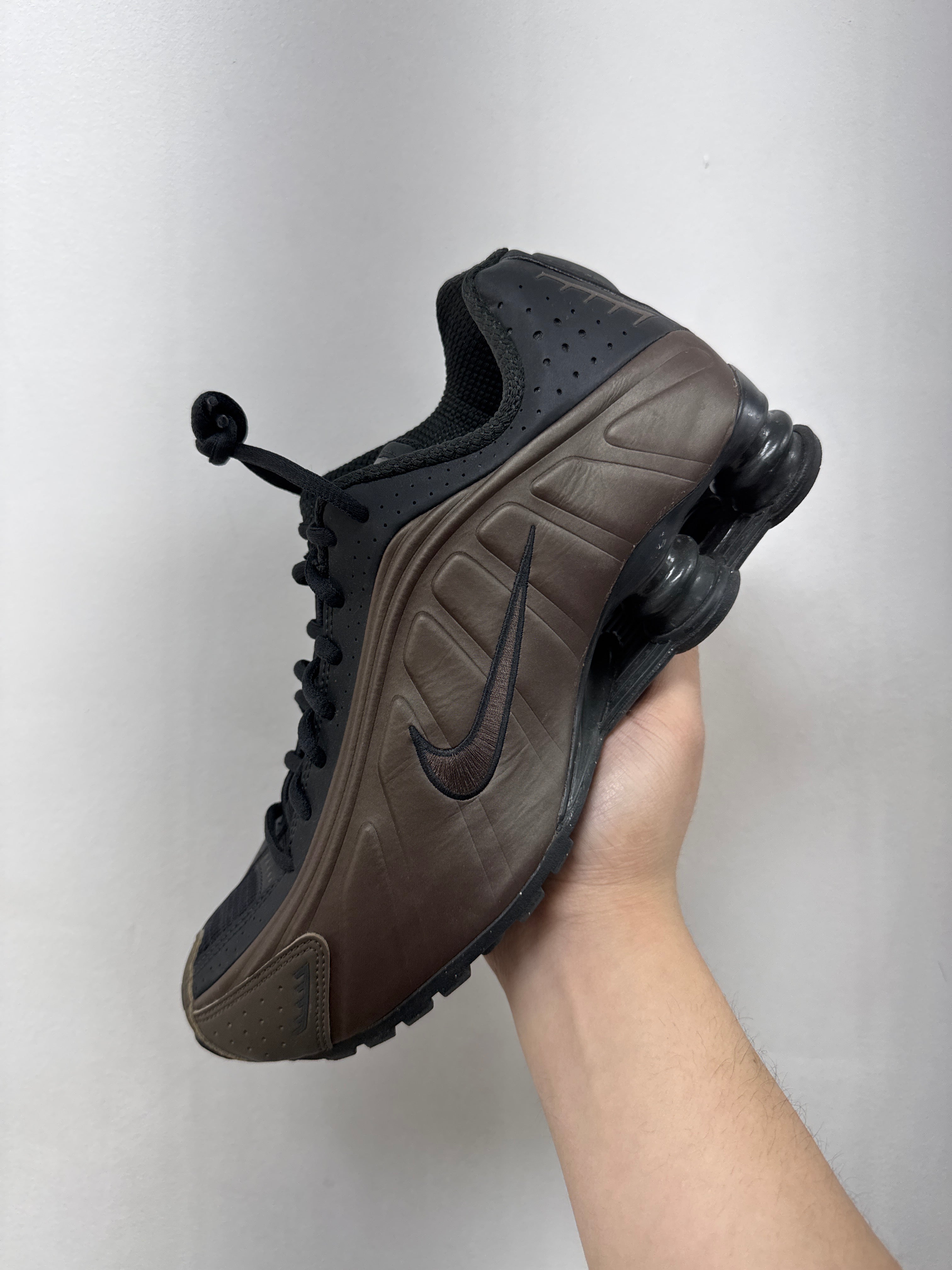 Nike Shox R4 Ironstone Sneakers