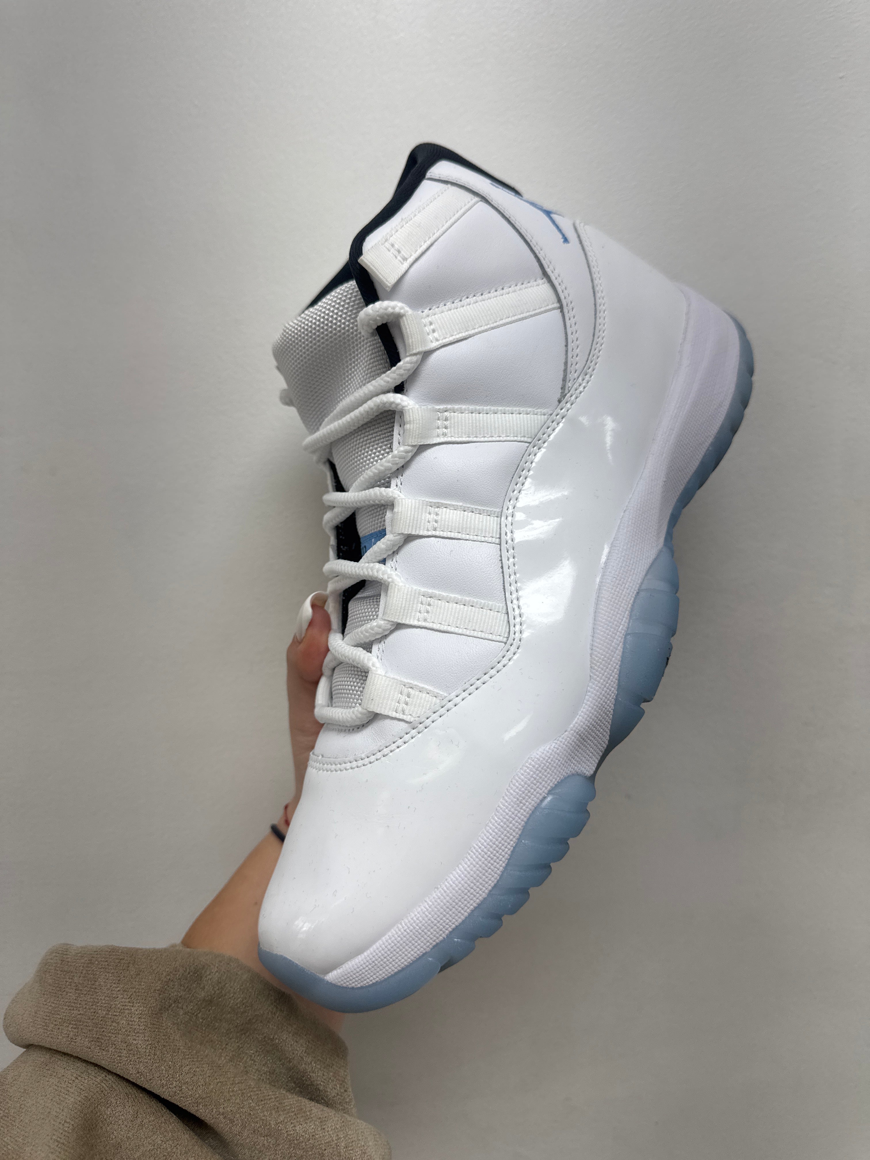 Jordan 11 Legend Blue Sneakers