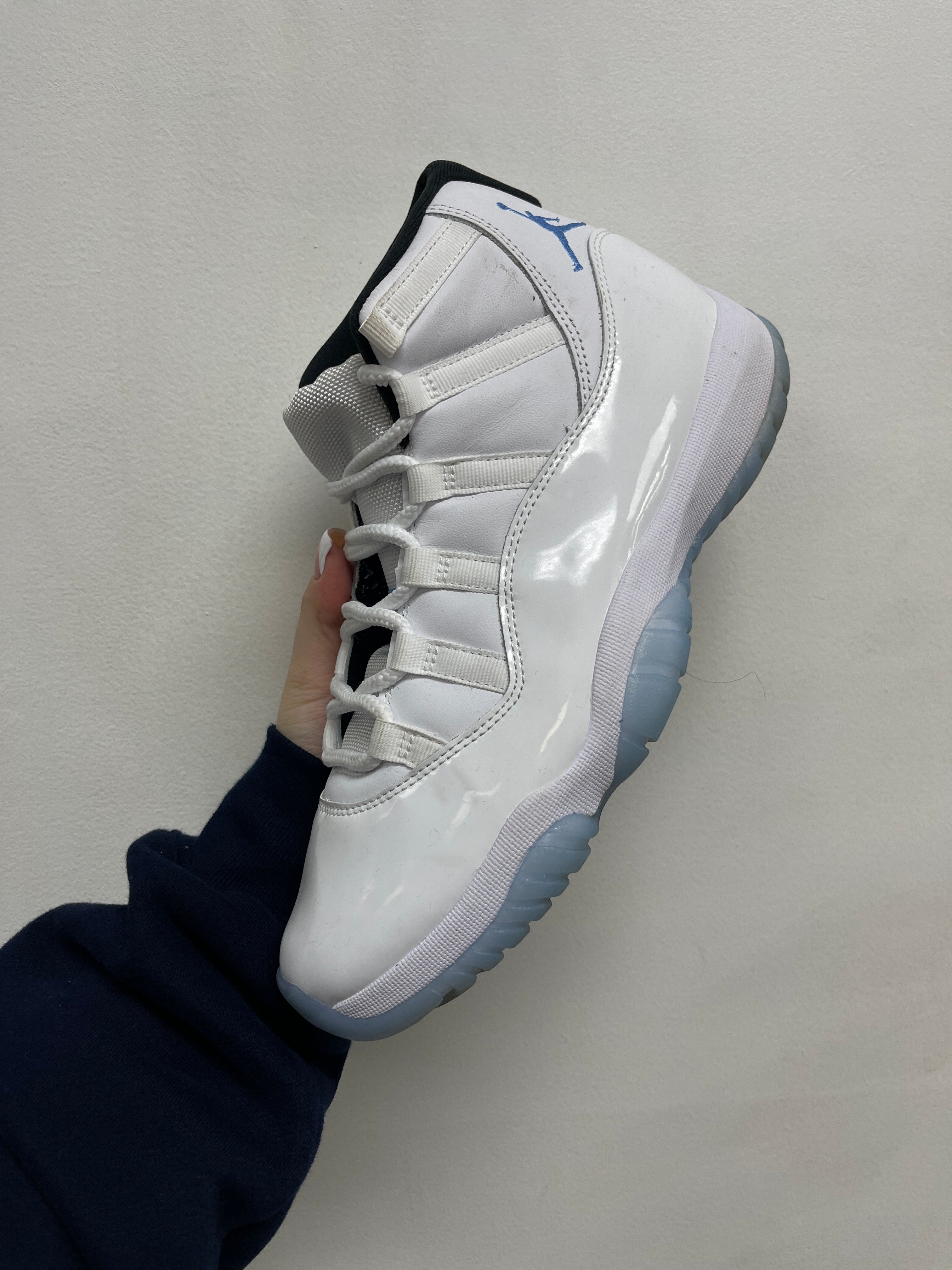 Jordan 11 Legend Blue Sneakers