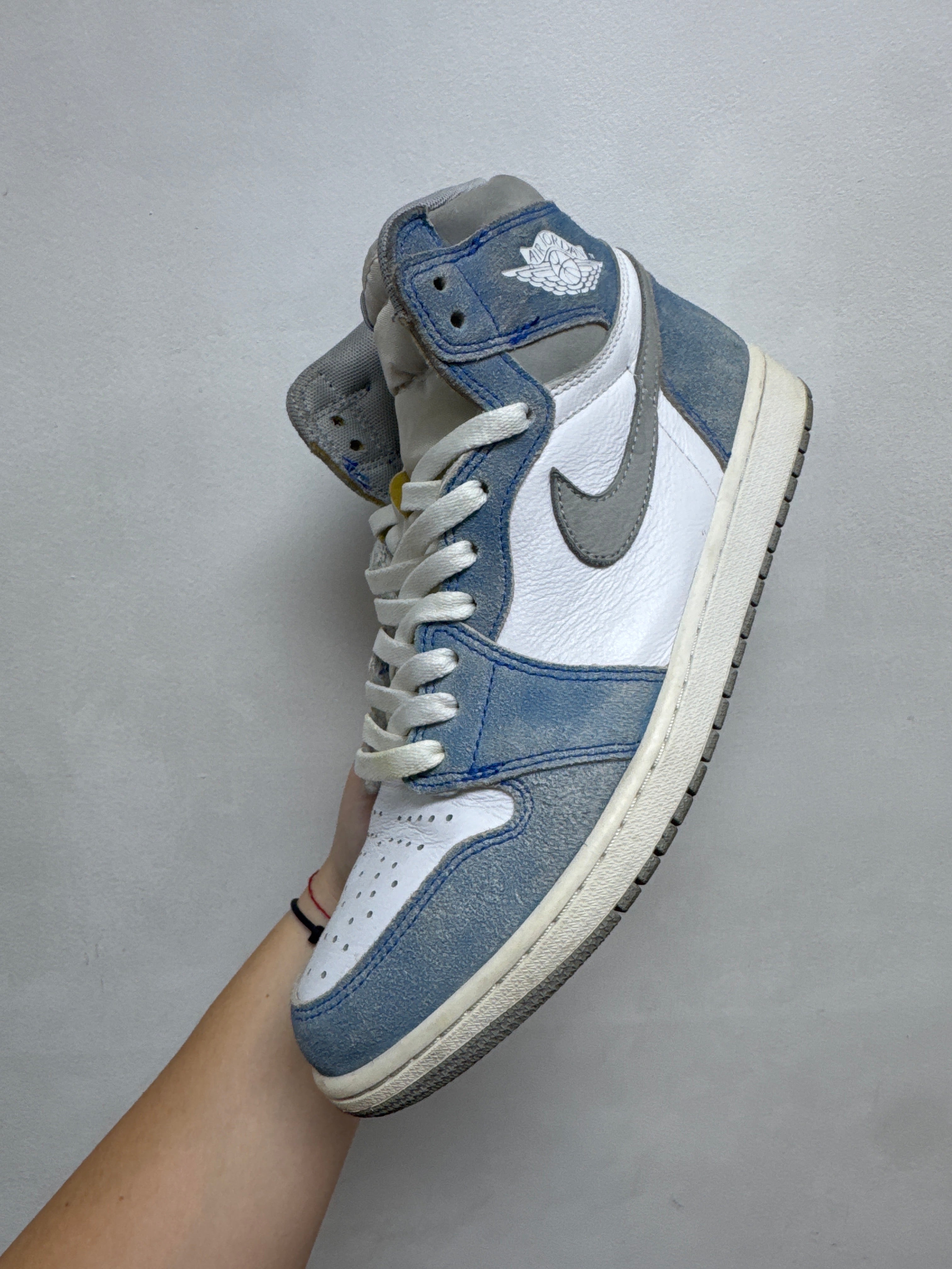 Jordan 1 Hyper Royaln Smoke Grey Sneakers