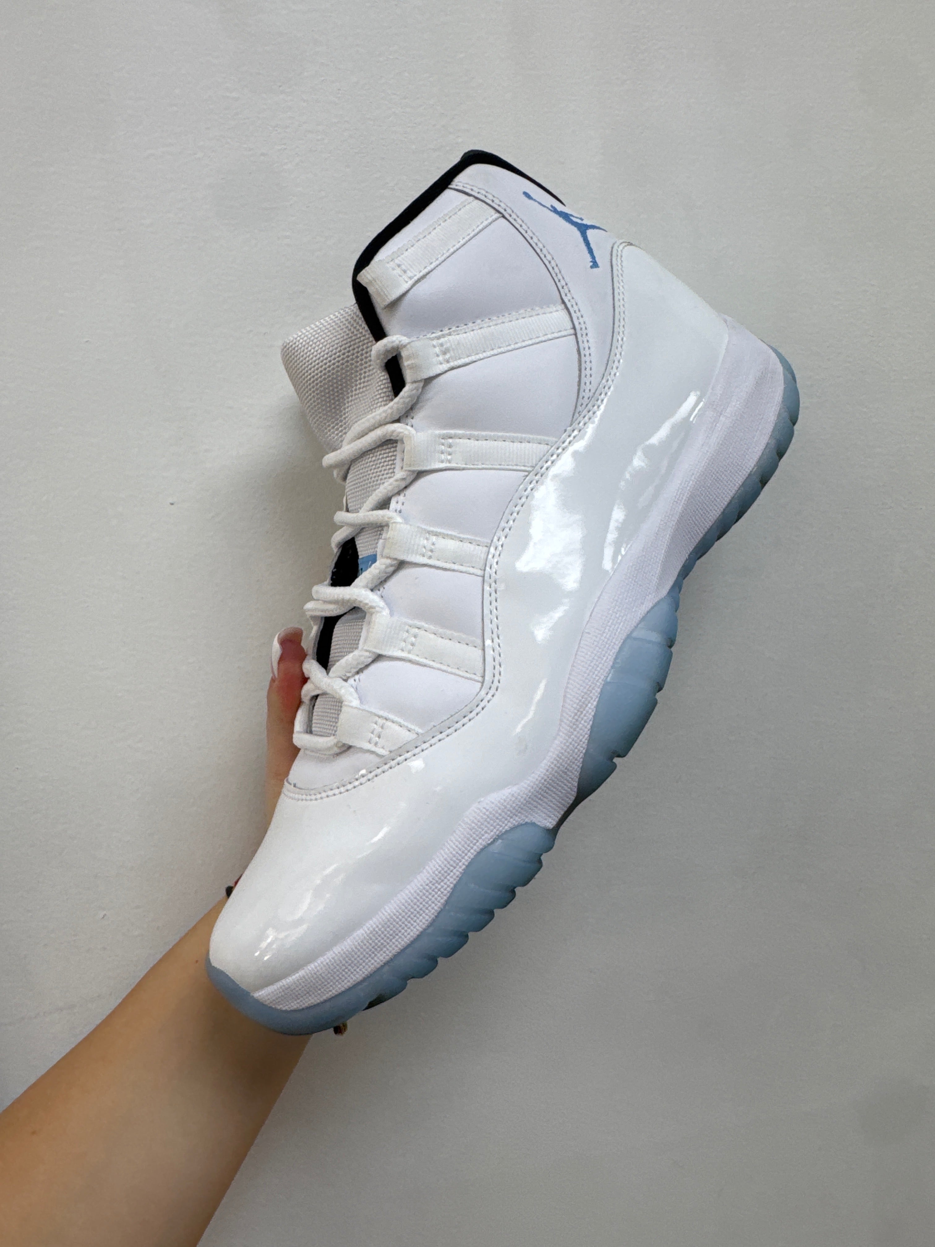 Jordan 11 Legend Blue Sneakers