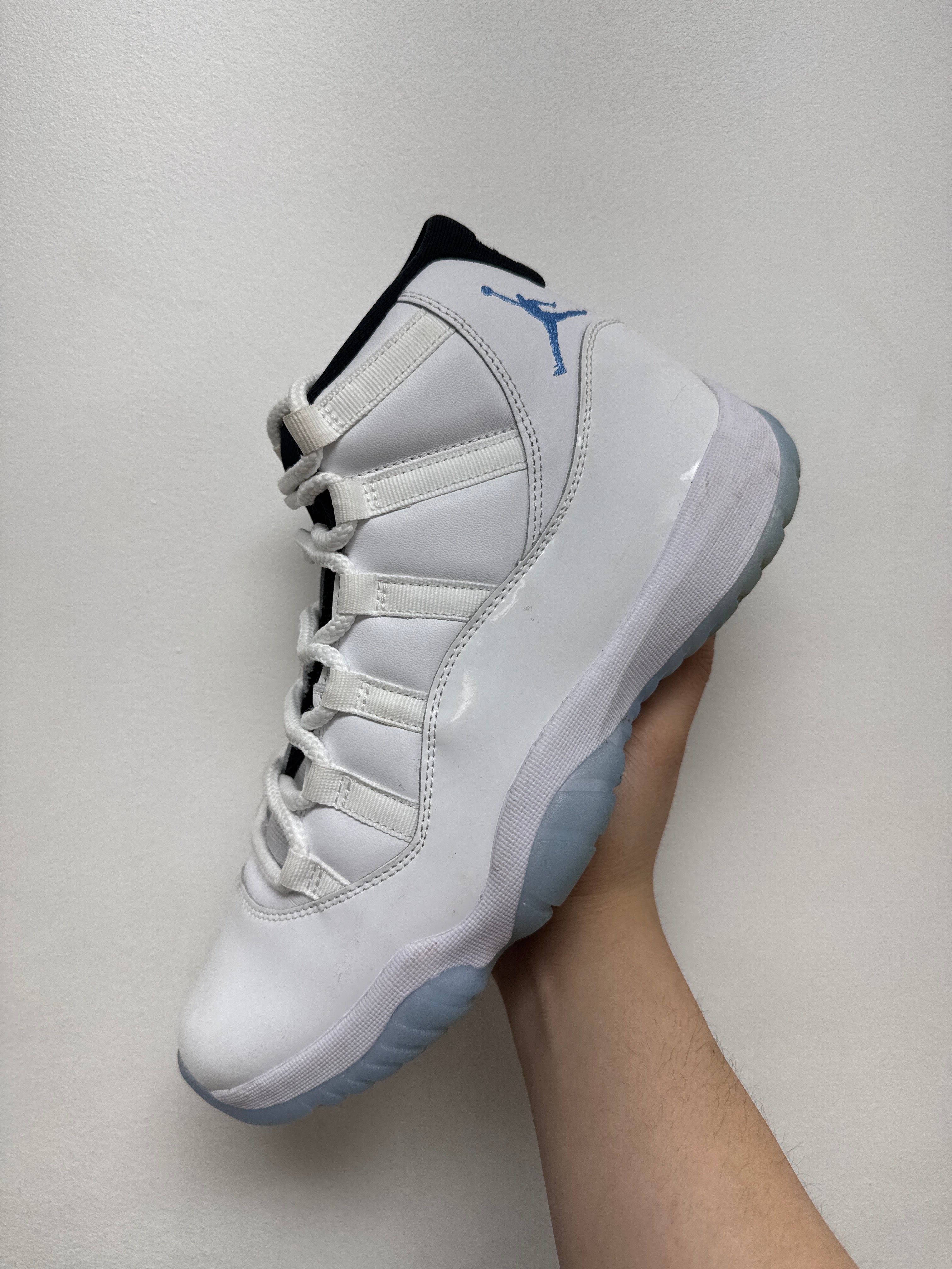 Jordan 11 Legend Blue Sneakers