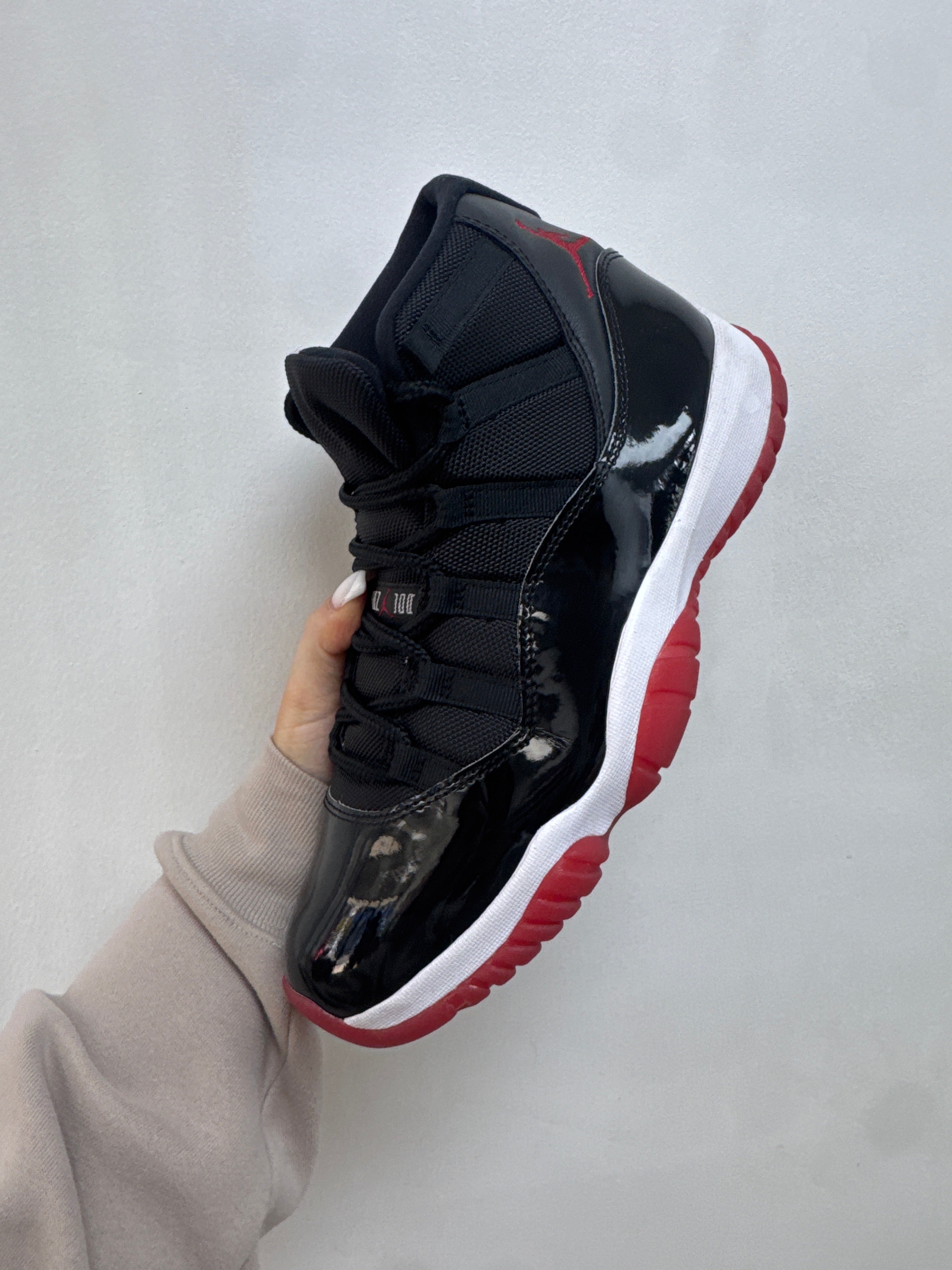Jordan 11 Bred Sneakers