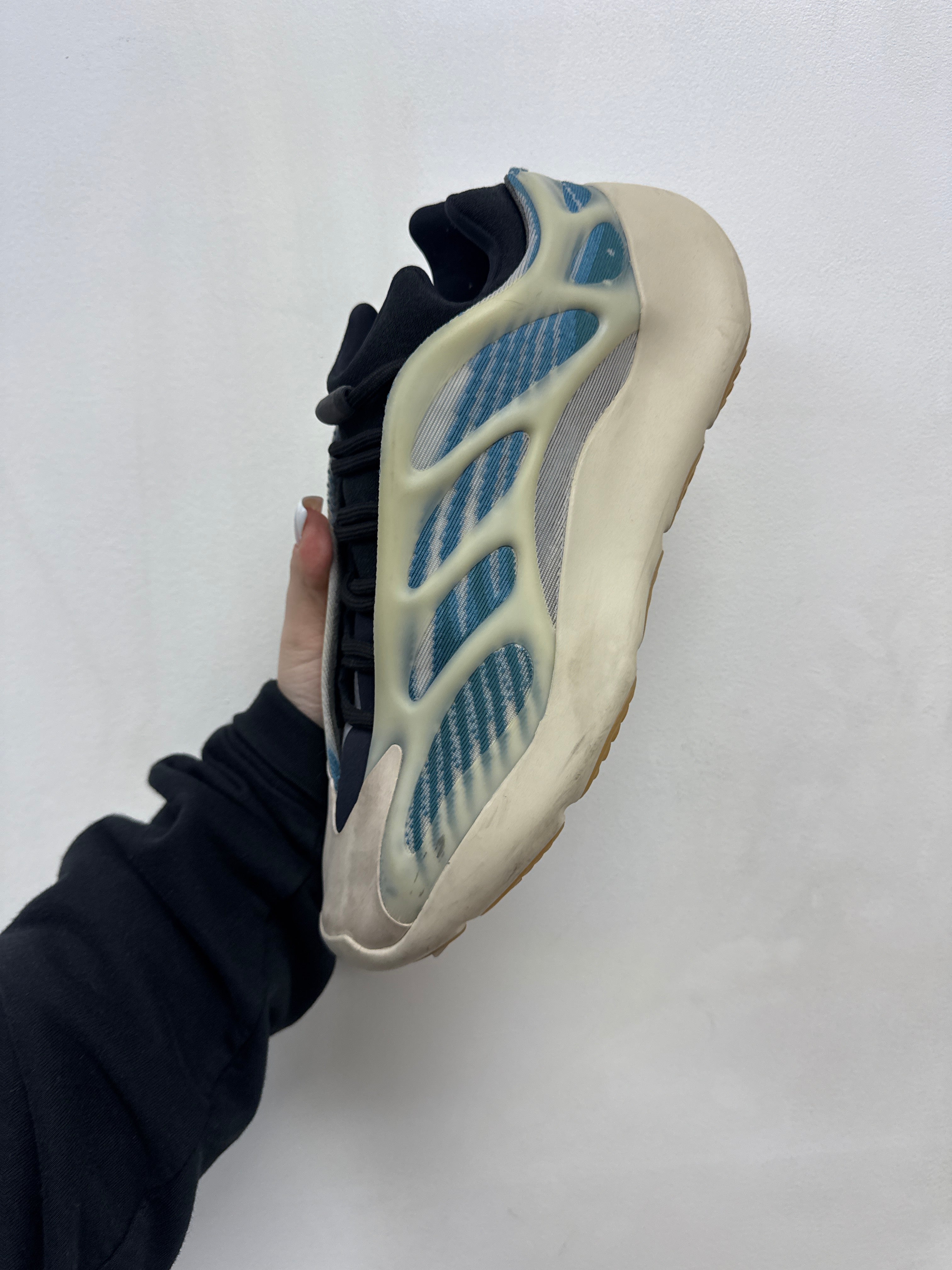 YZY 7000 V3 Kyanite Sneakers