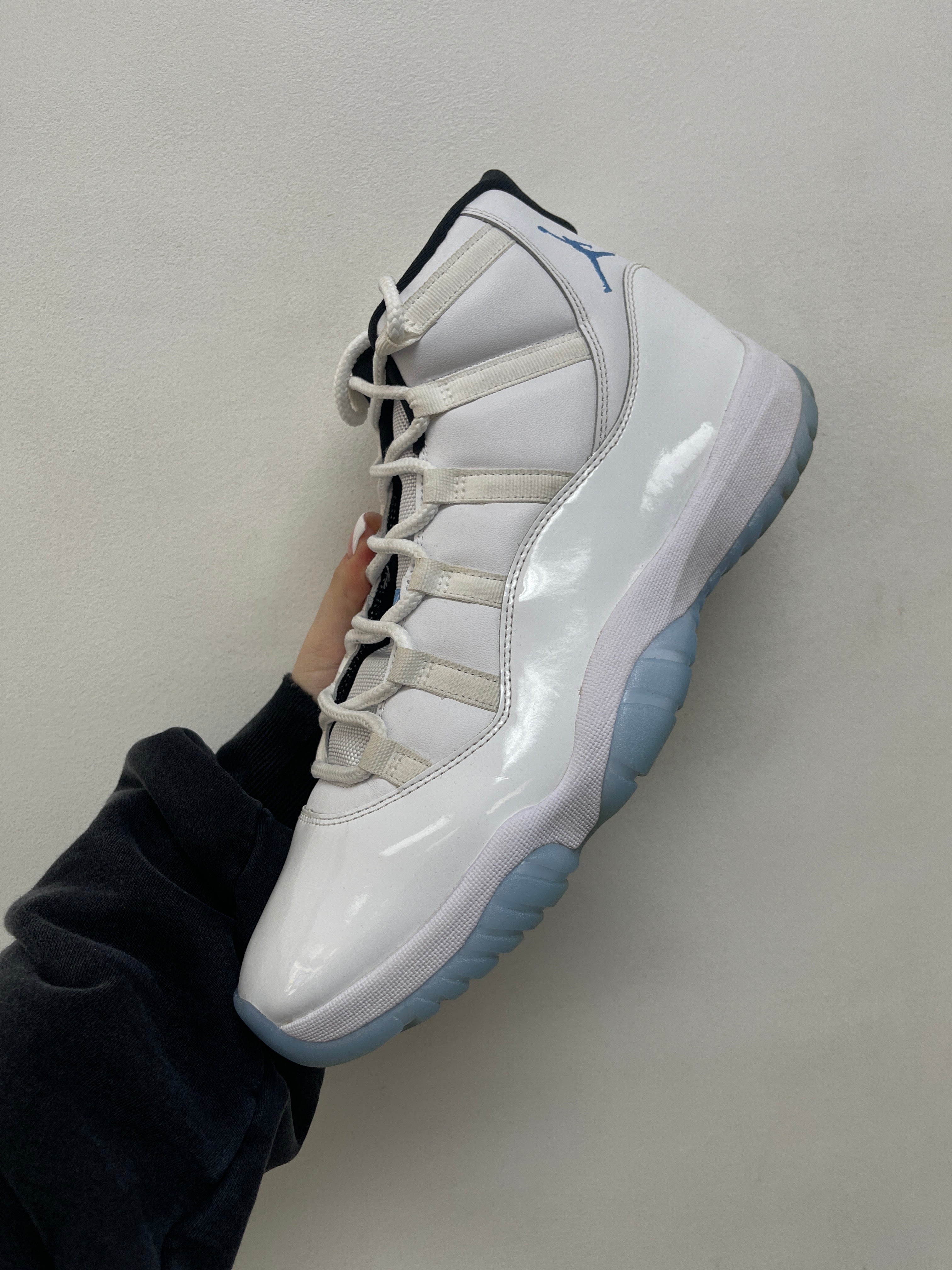 Jordan 11 Legend Blue Sneakers