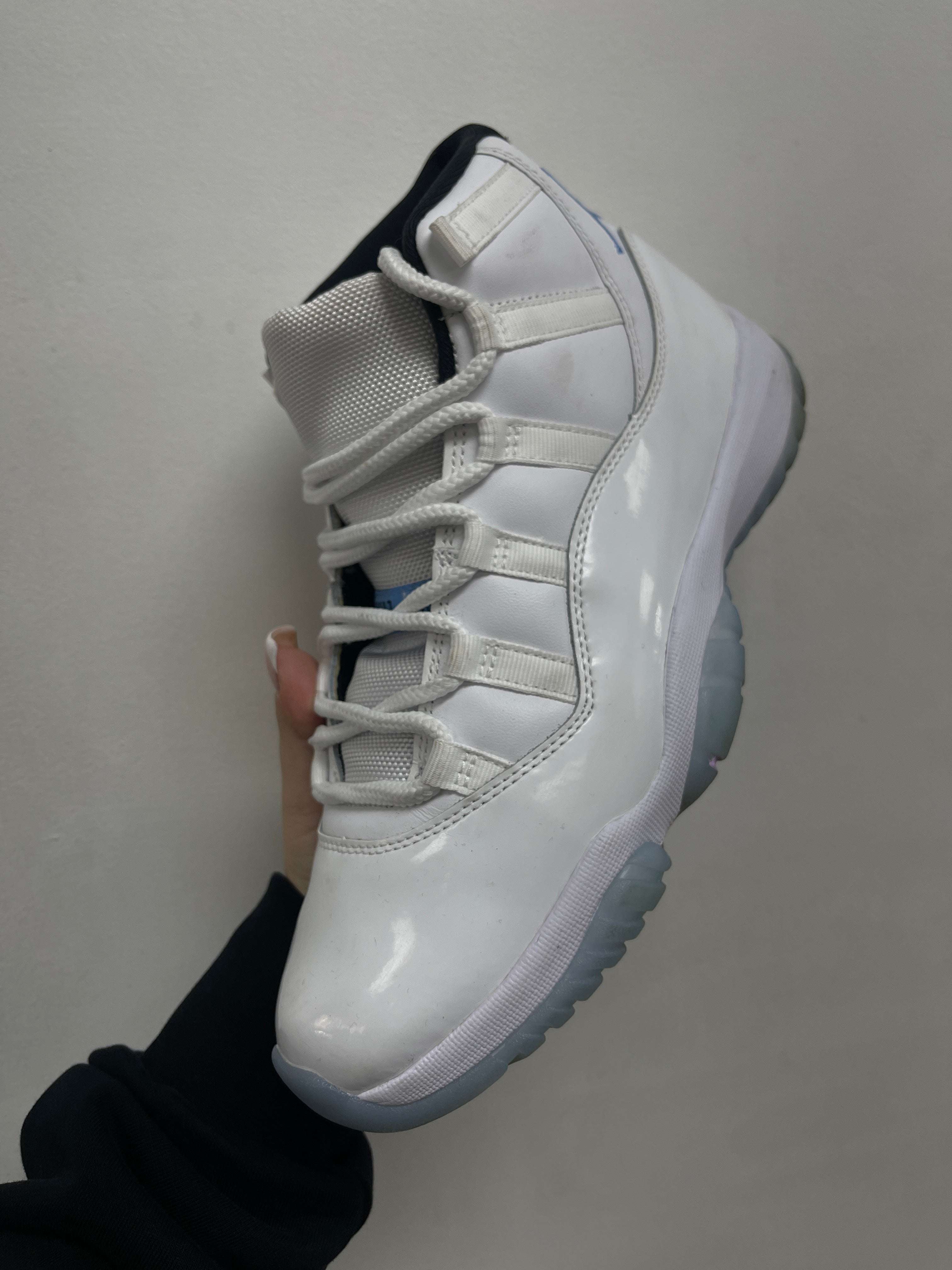 Jordan 11 Legend Blue Sneakers