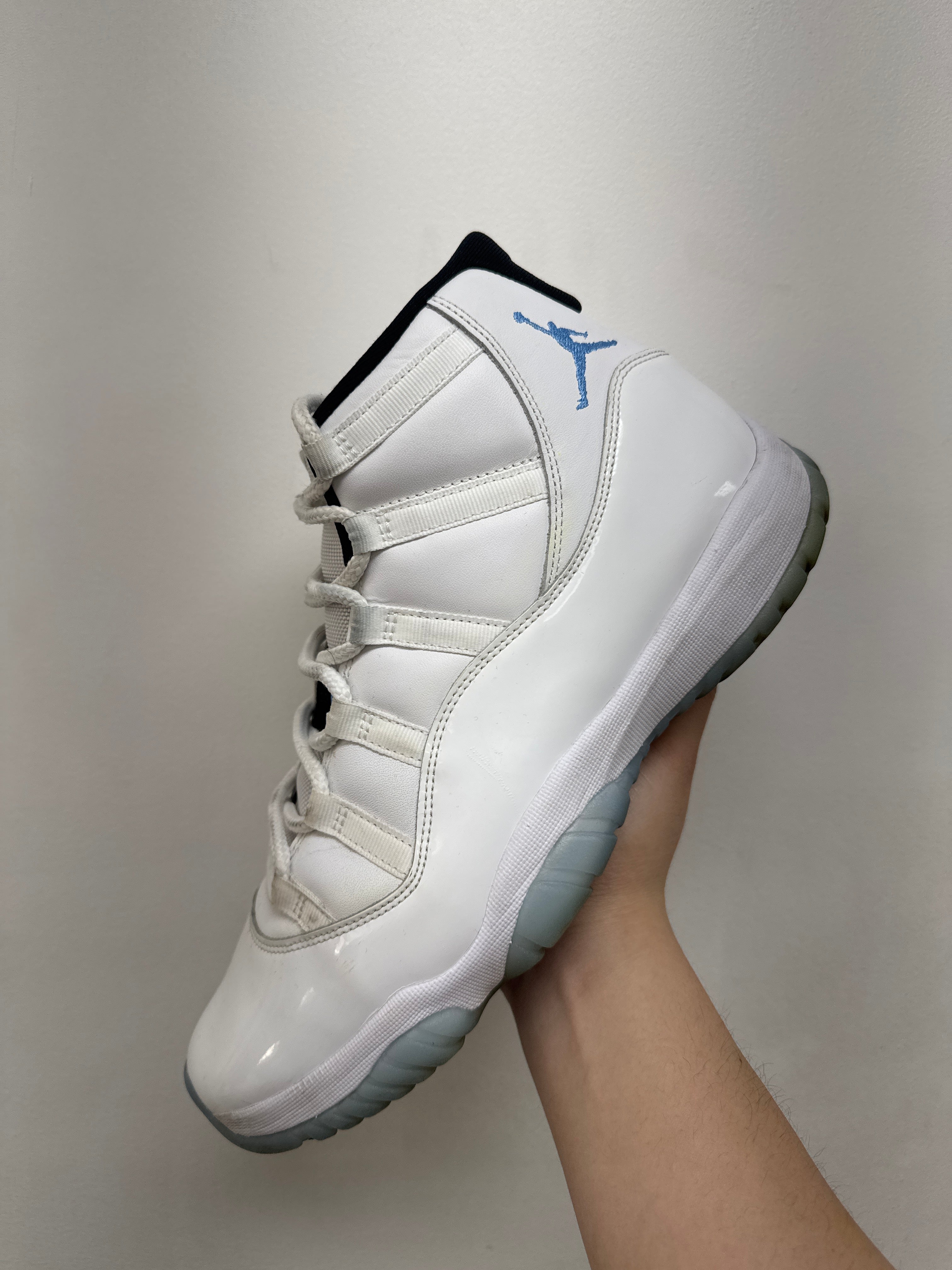 Jordan 11 Legend Blue Sneakers