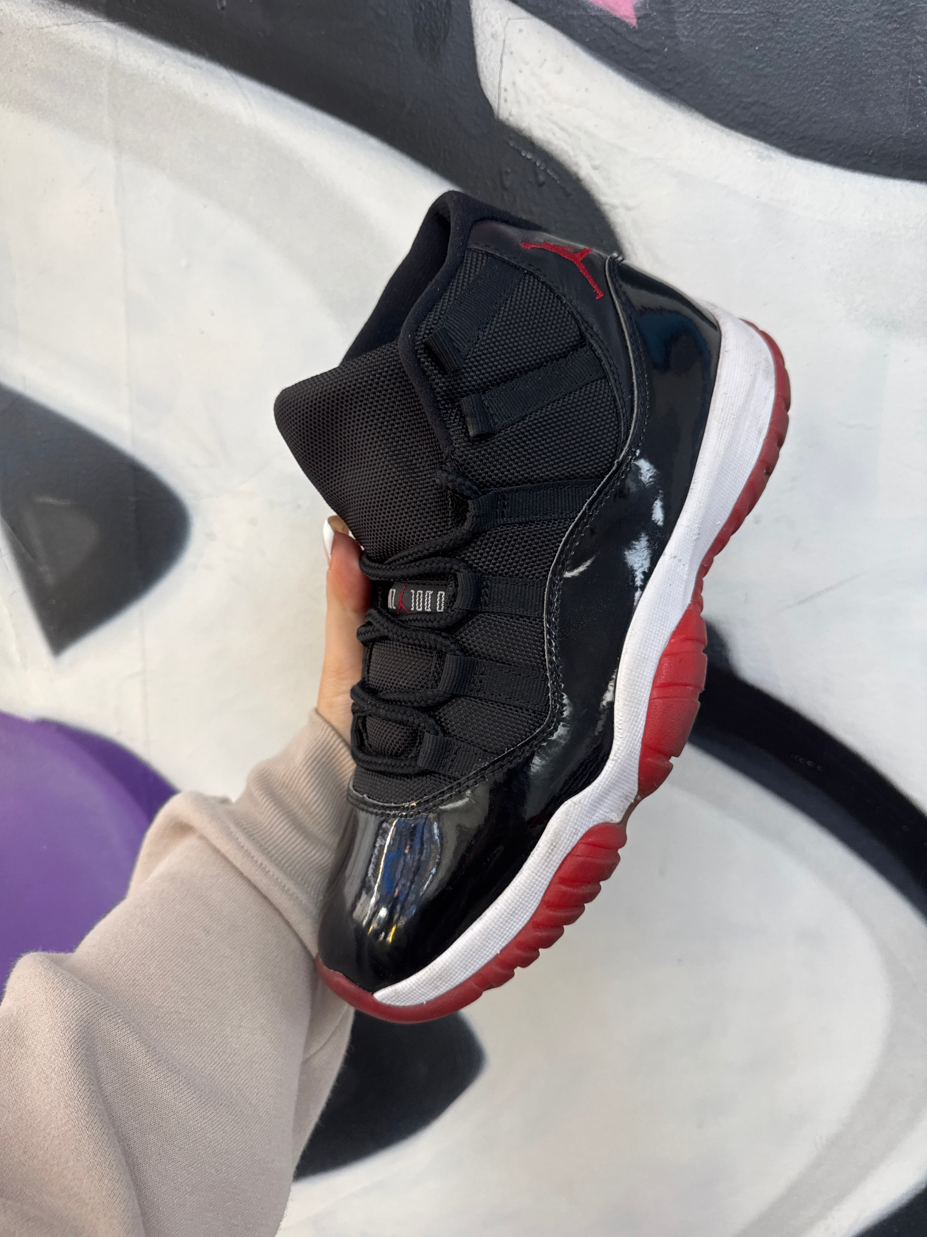 Jordan 11 Bred Sneakers