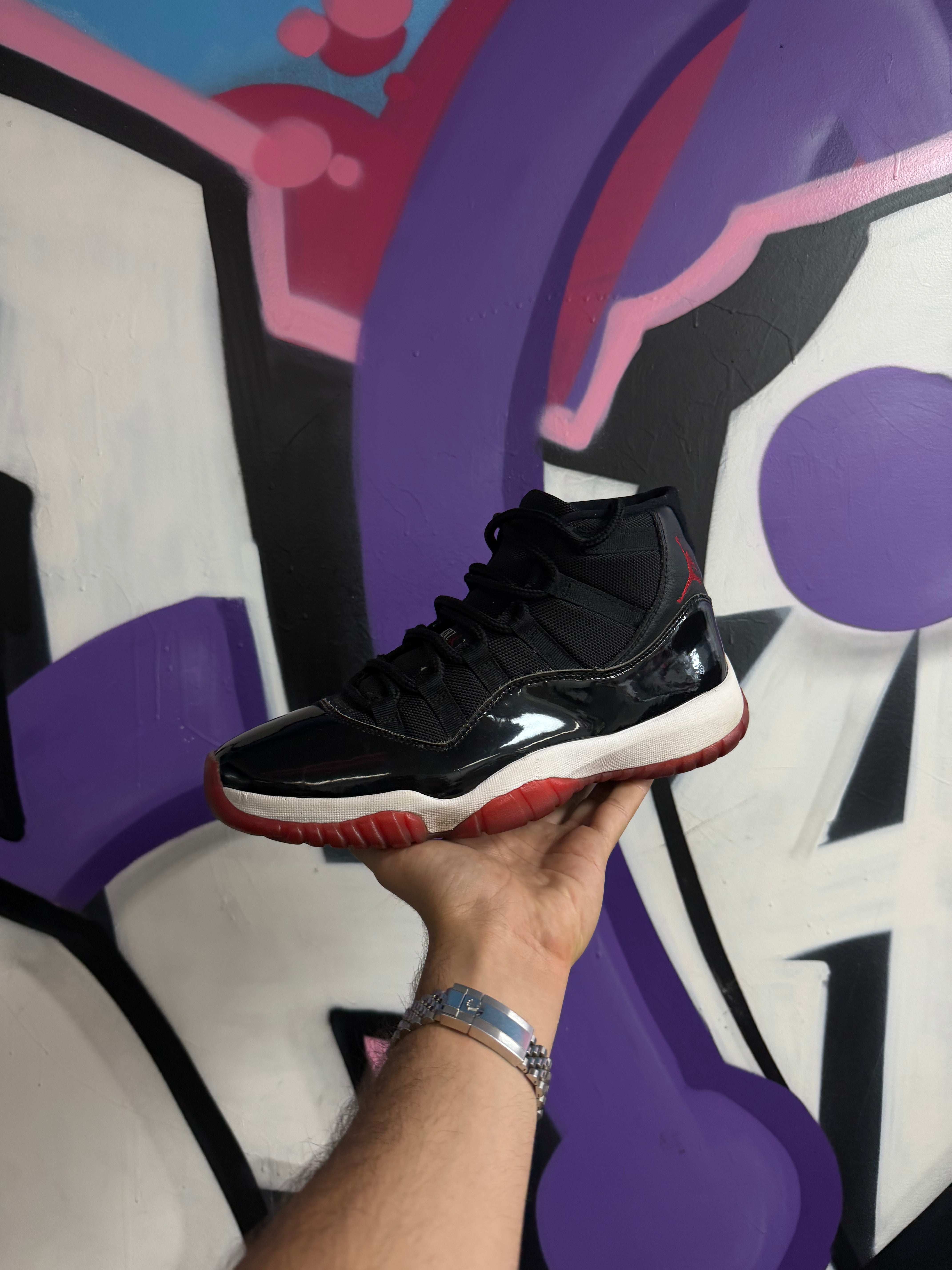 Jordan 11 Bred Sneakers