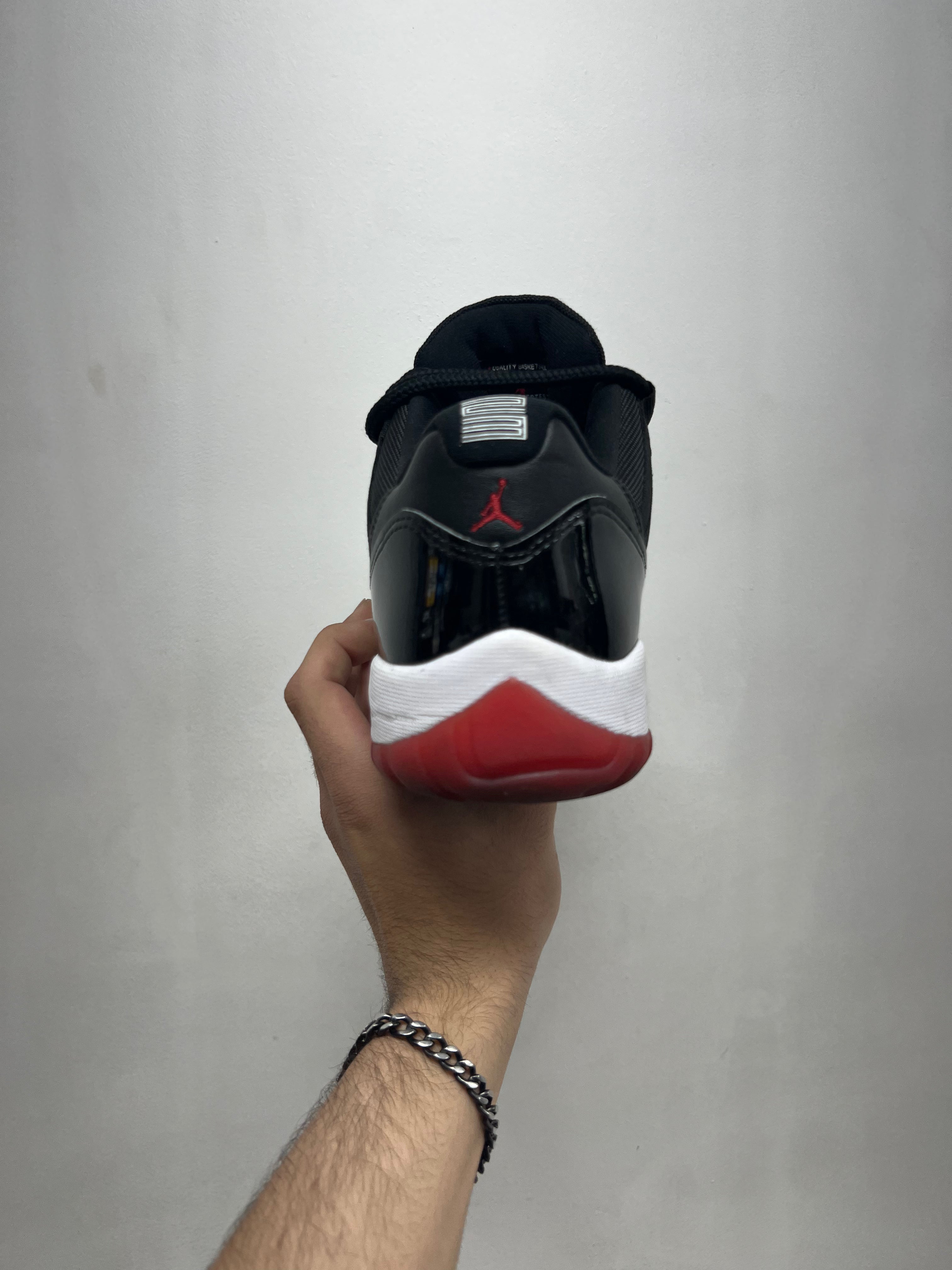 Jordan 11 Low Bred Sneakers