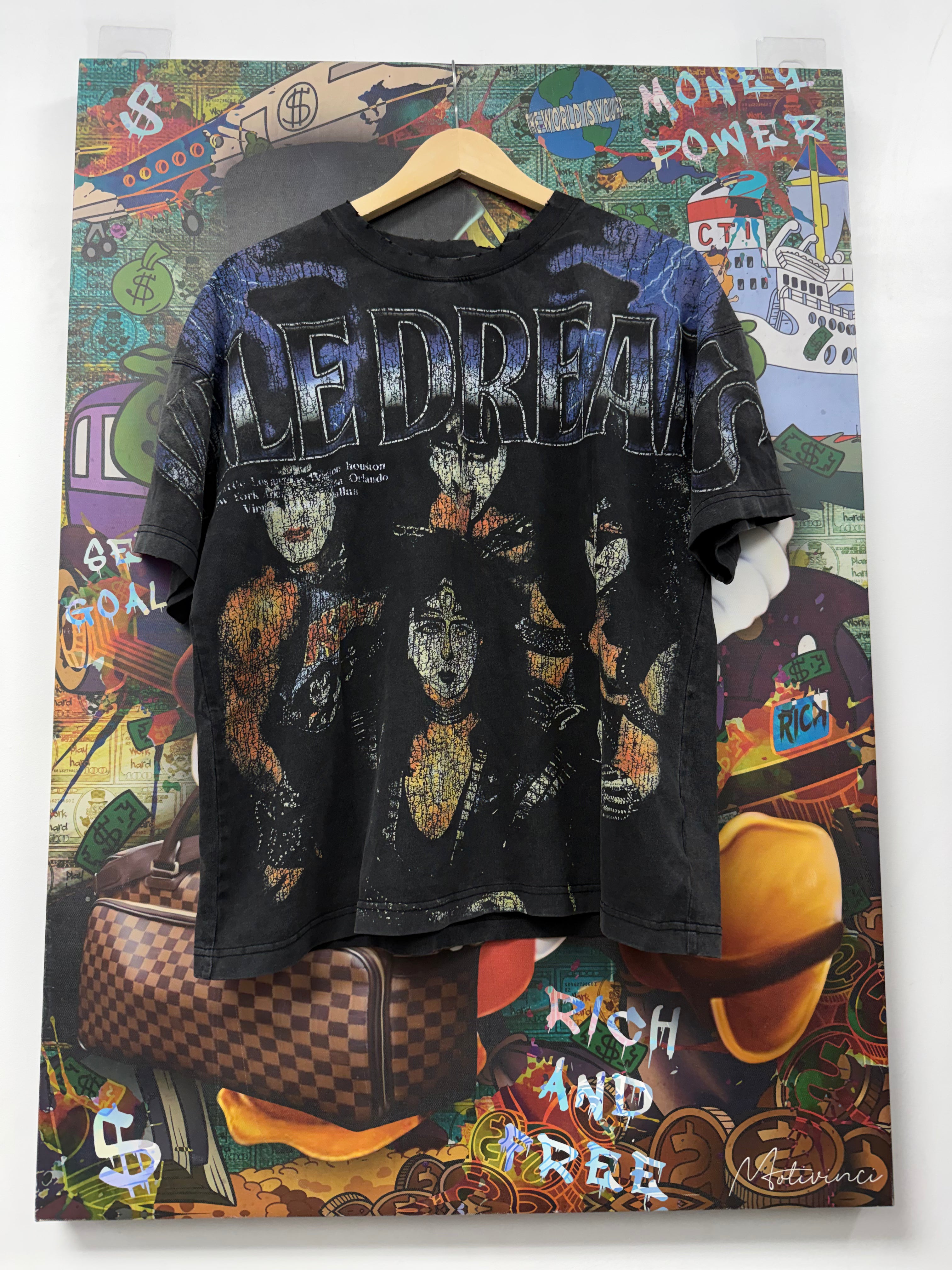 Vale Distressed Kiss Tee