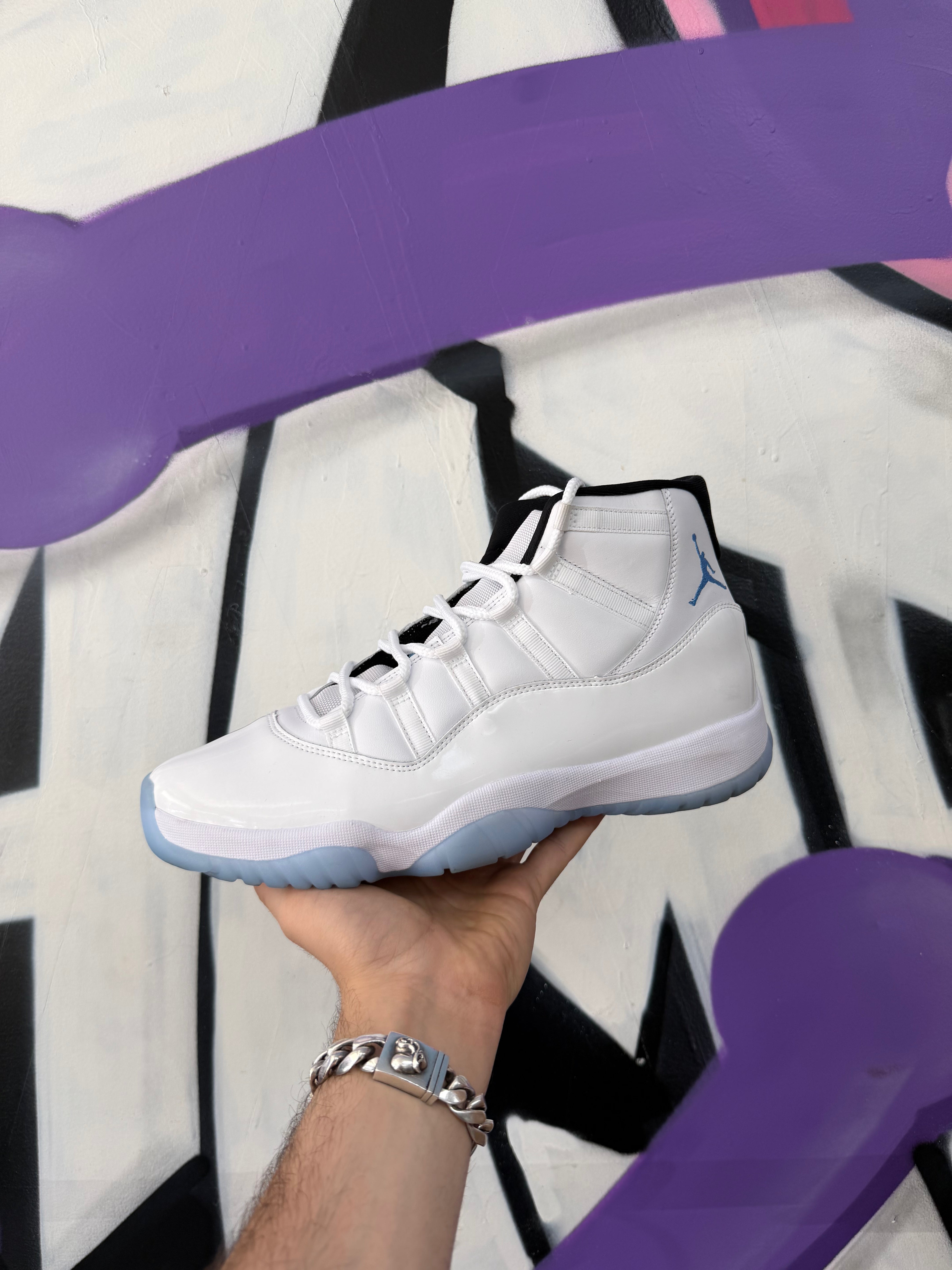 Jordan 11 Legend Blue Sneakers