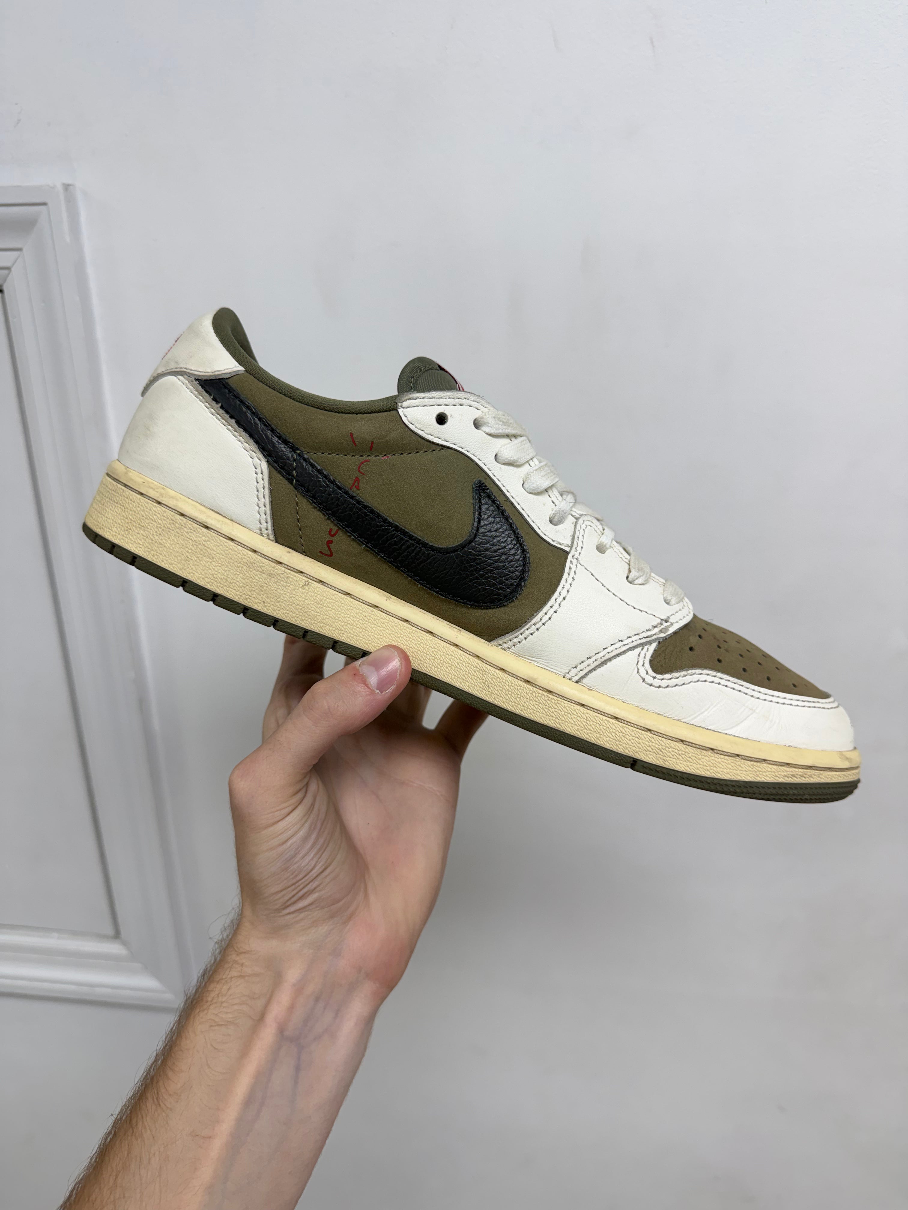 Jordan 1 Low Travis Scott Medium Olive Sneakers