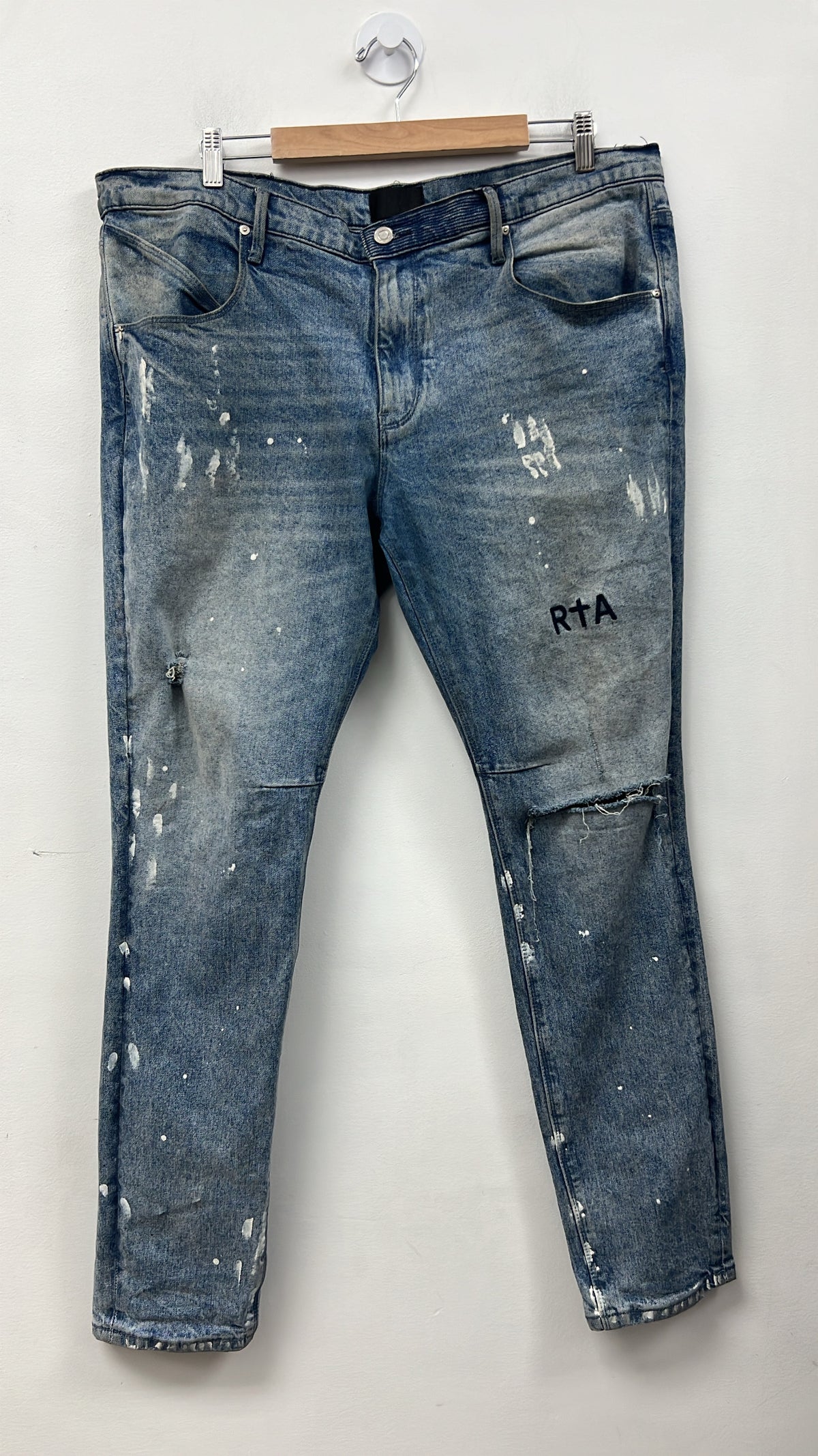 RTA Light wash Knee Rip Jeans