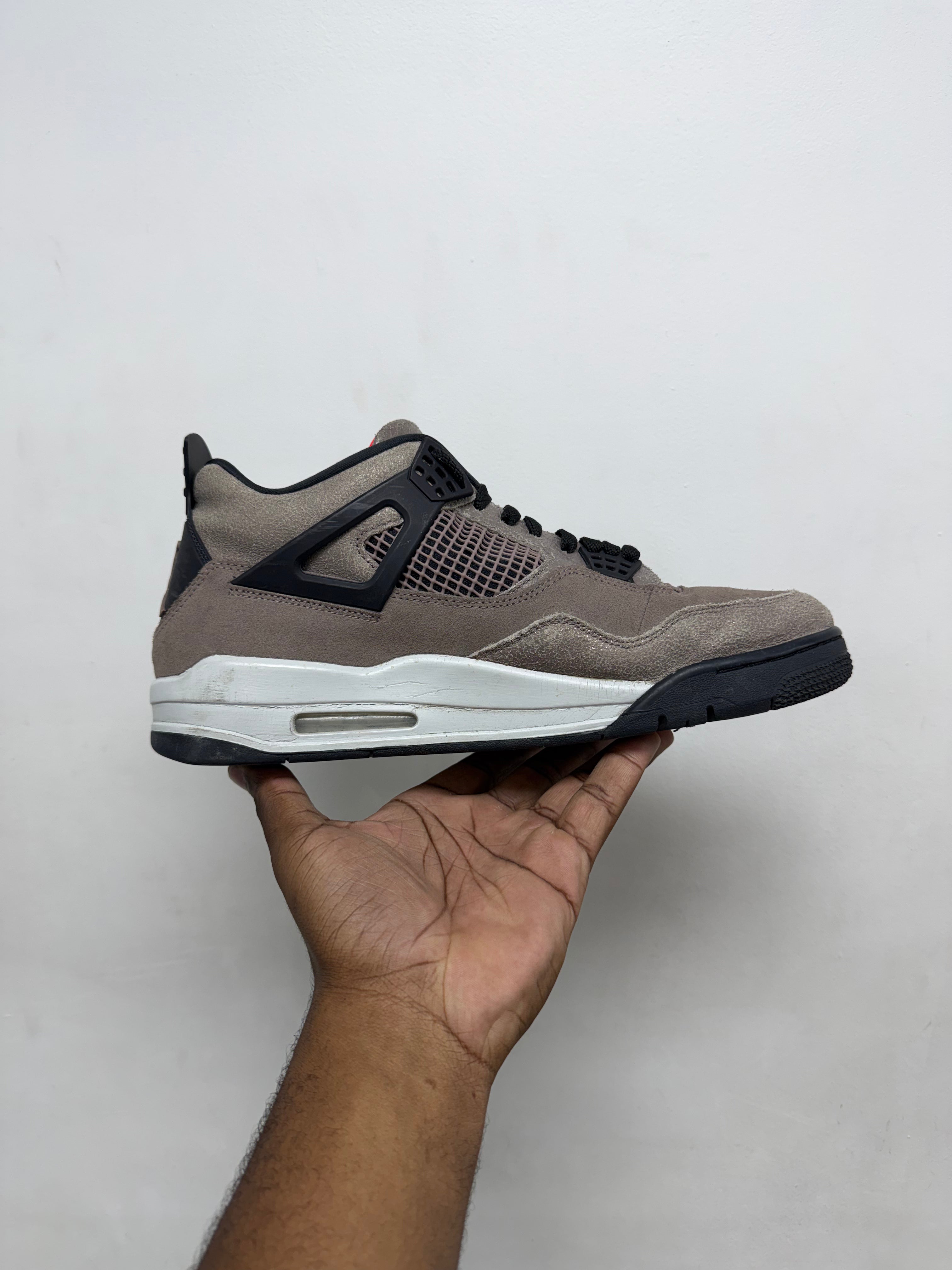 NIke Jordan 4 Taupe Haze Sneakers