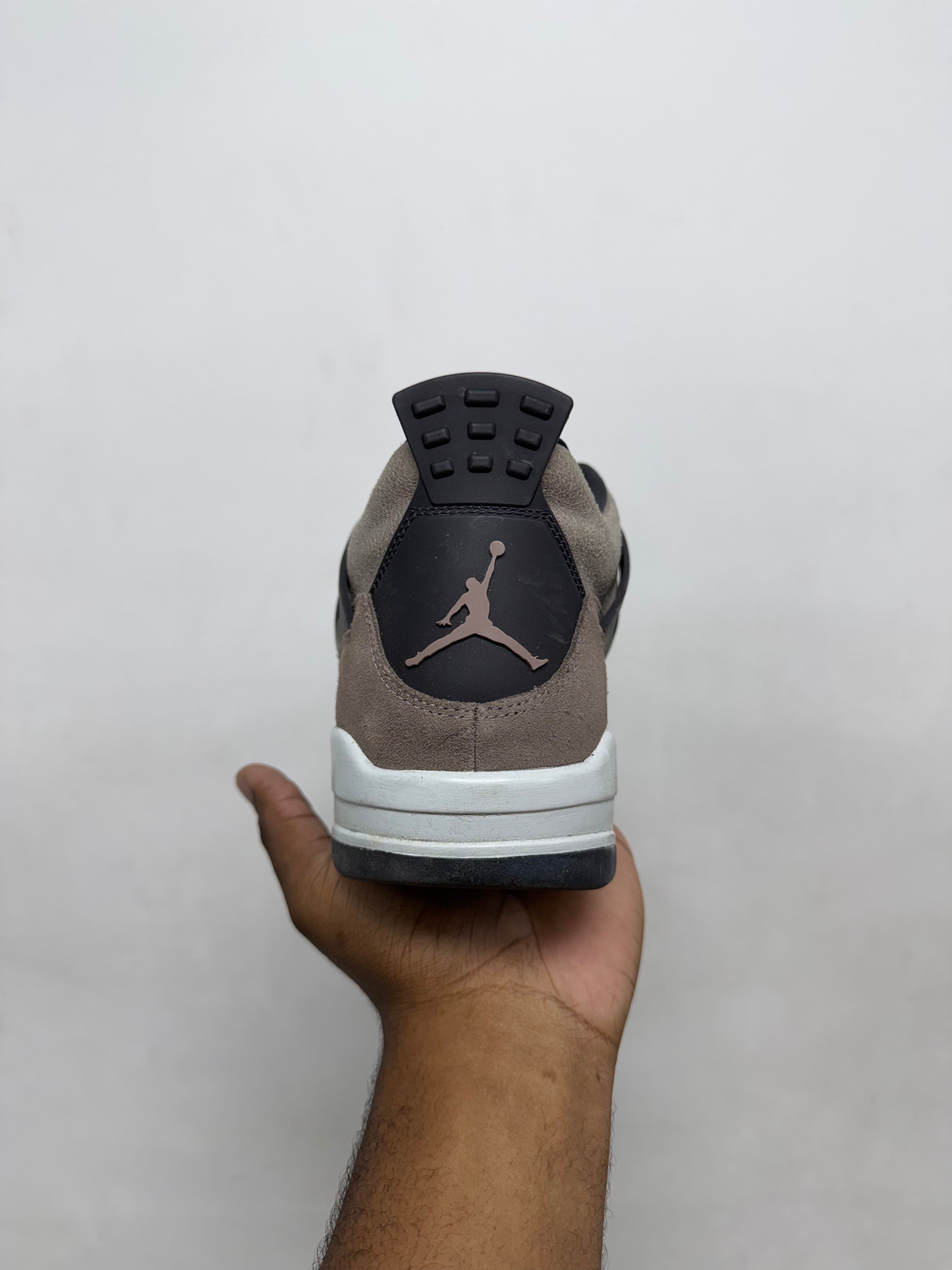 NIke Jordan 4 Taupe Haze Sneakers