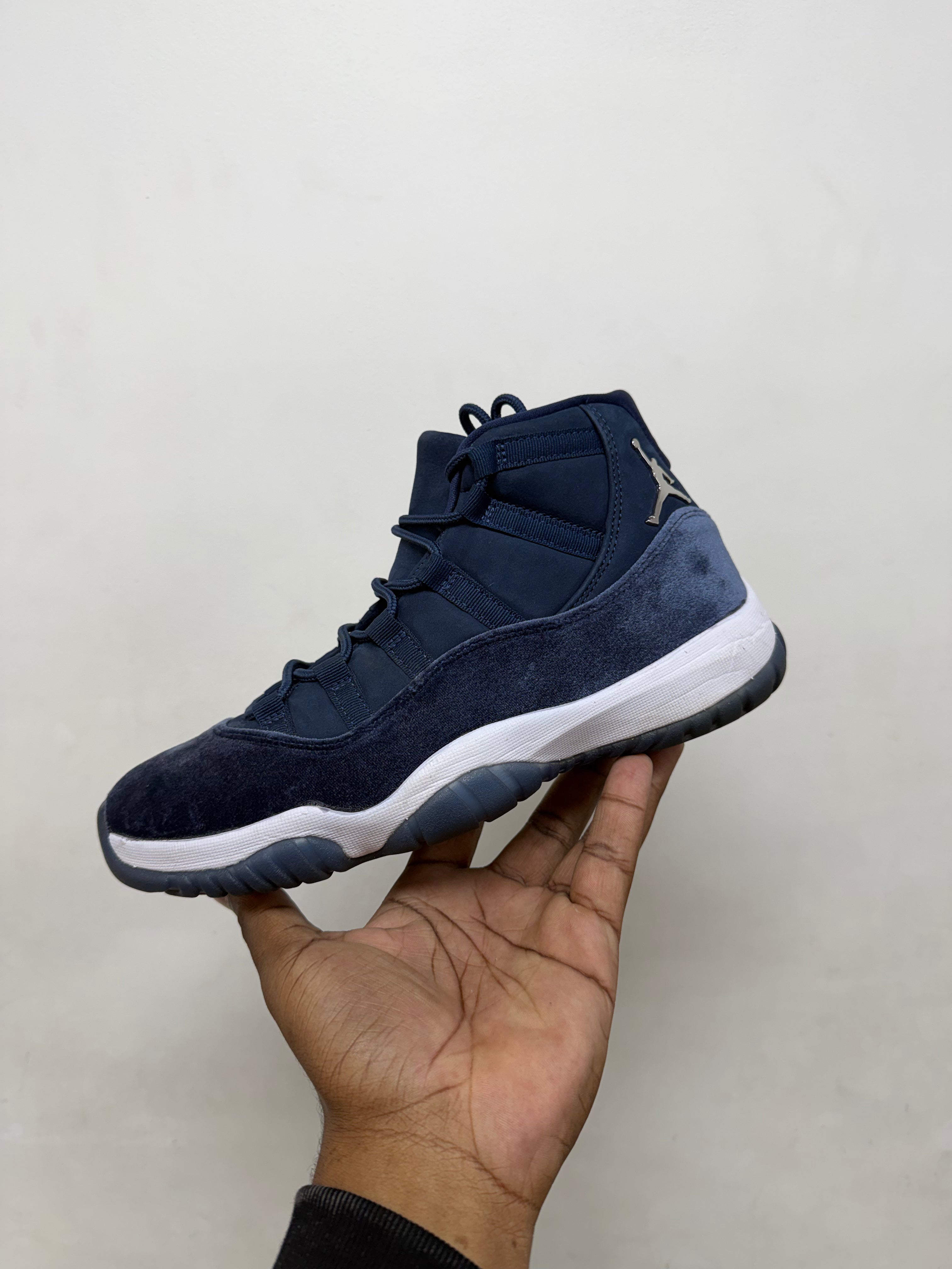 Jordan 11 Midnight Navy Sneakers