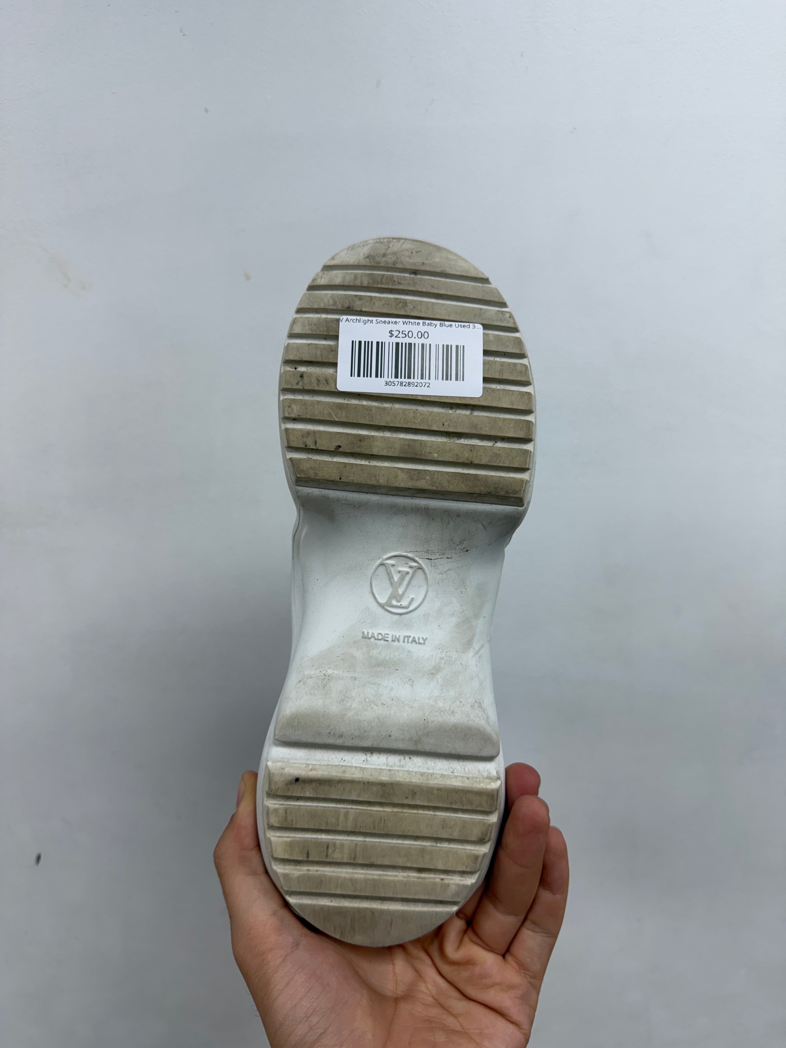 LV Archlight Sneaker White Baby Blue Used 37.5 N/A