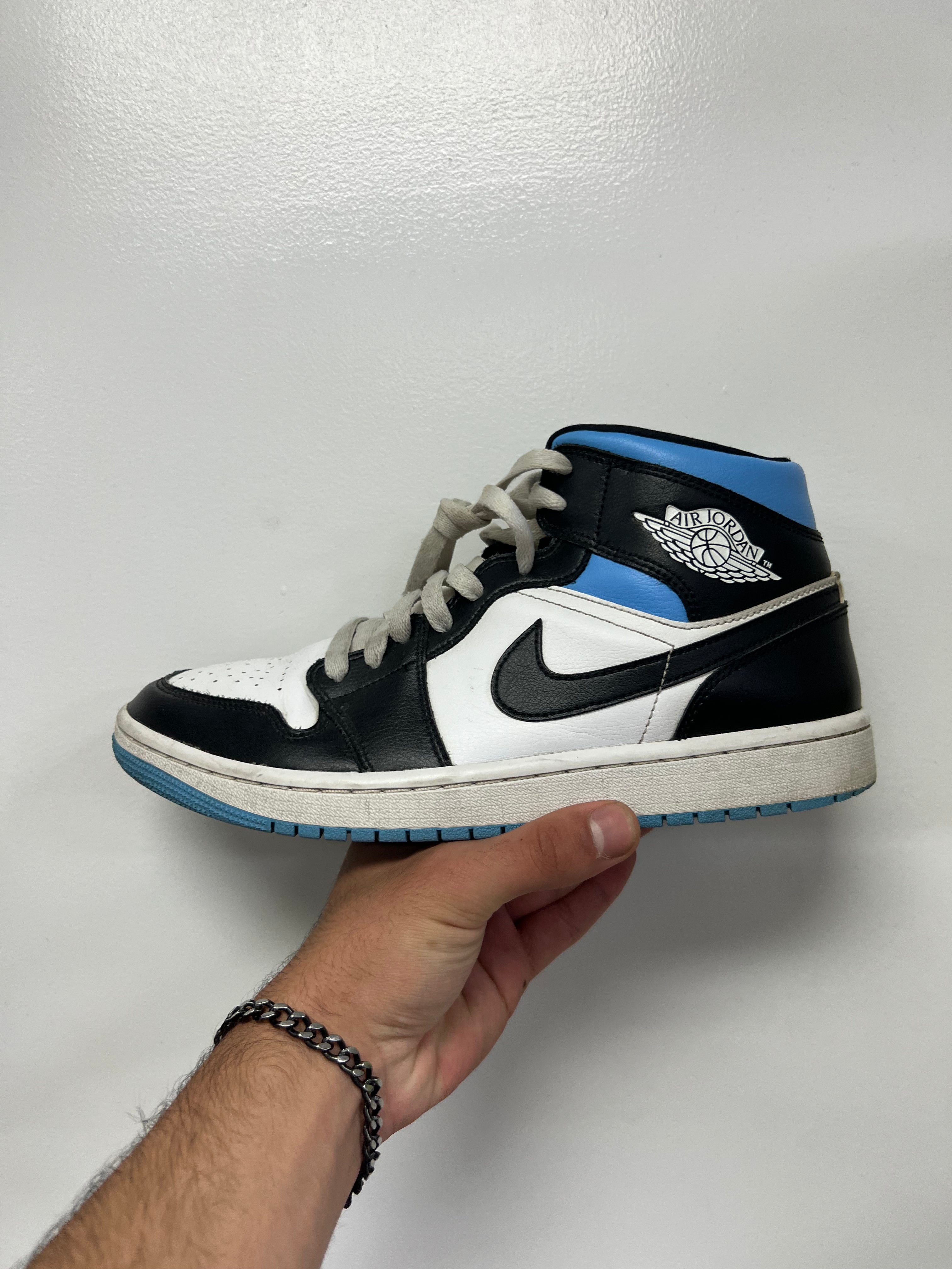 Jordan 1 Mid Sneakers