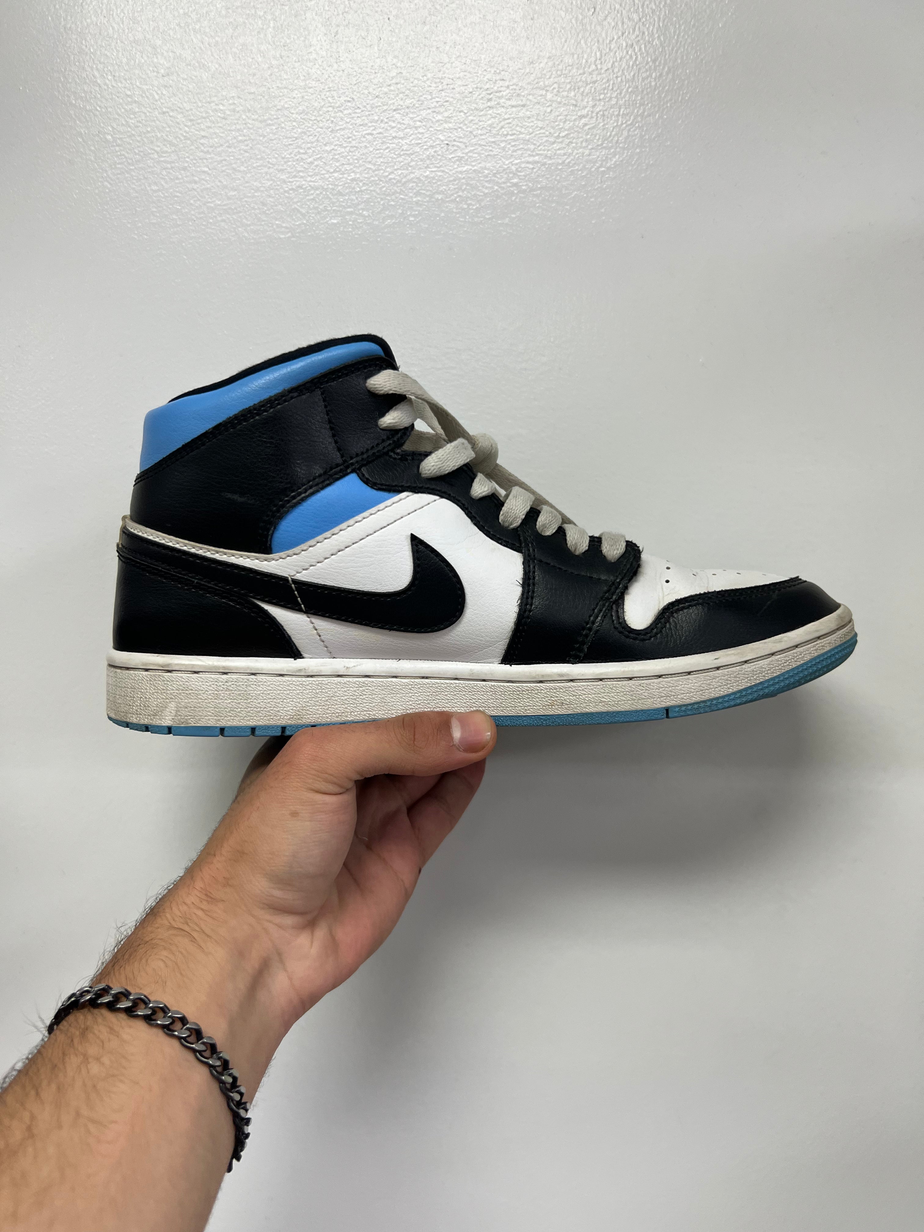 Jordan 1 Mid Sneakers