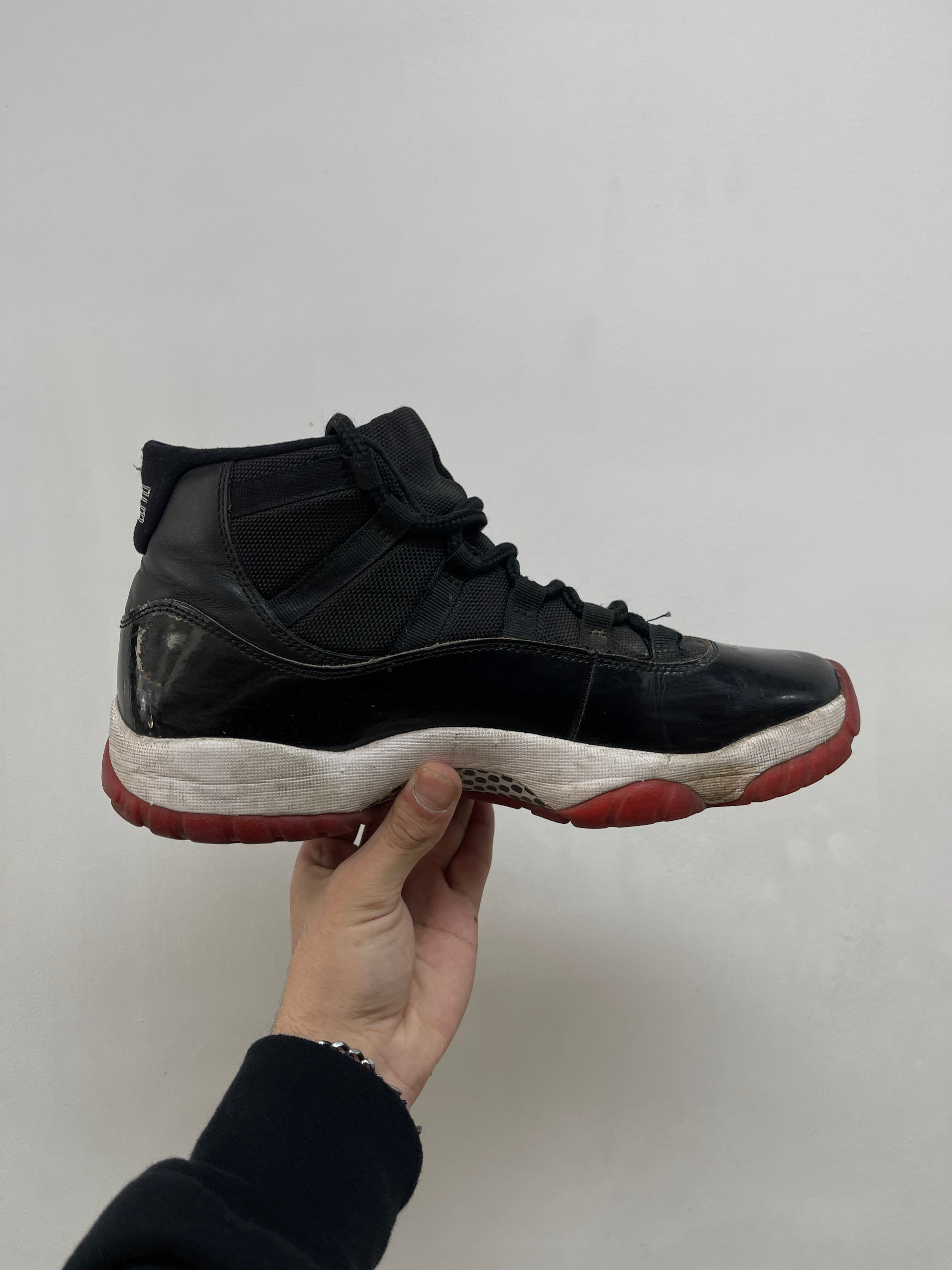Jordan 11 Bred Sneakers