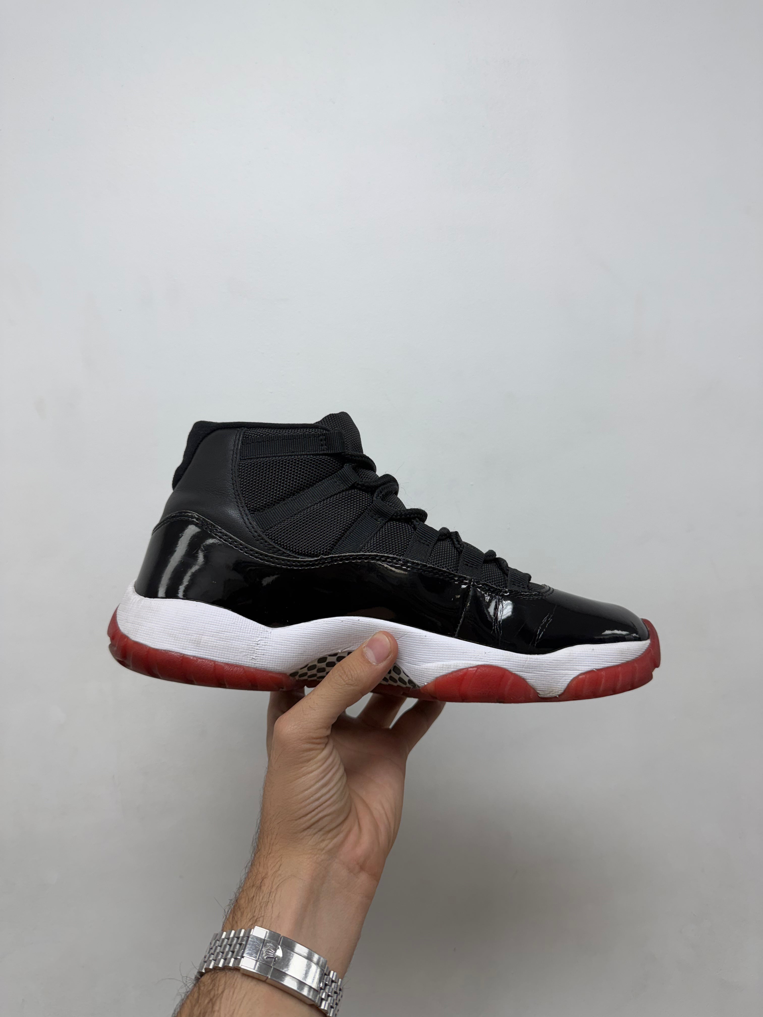 Jordan 11 Bred Sneakers