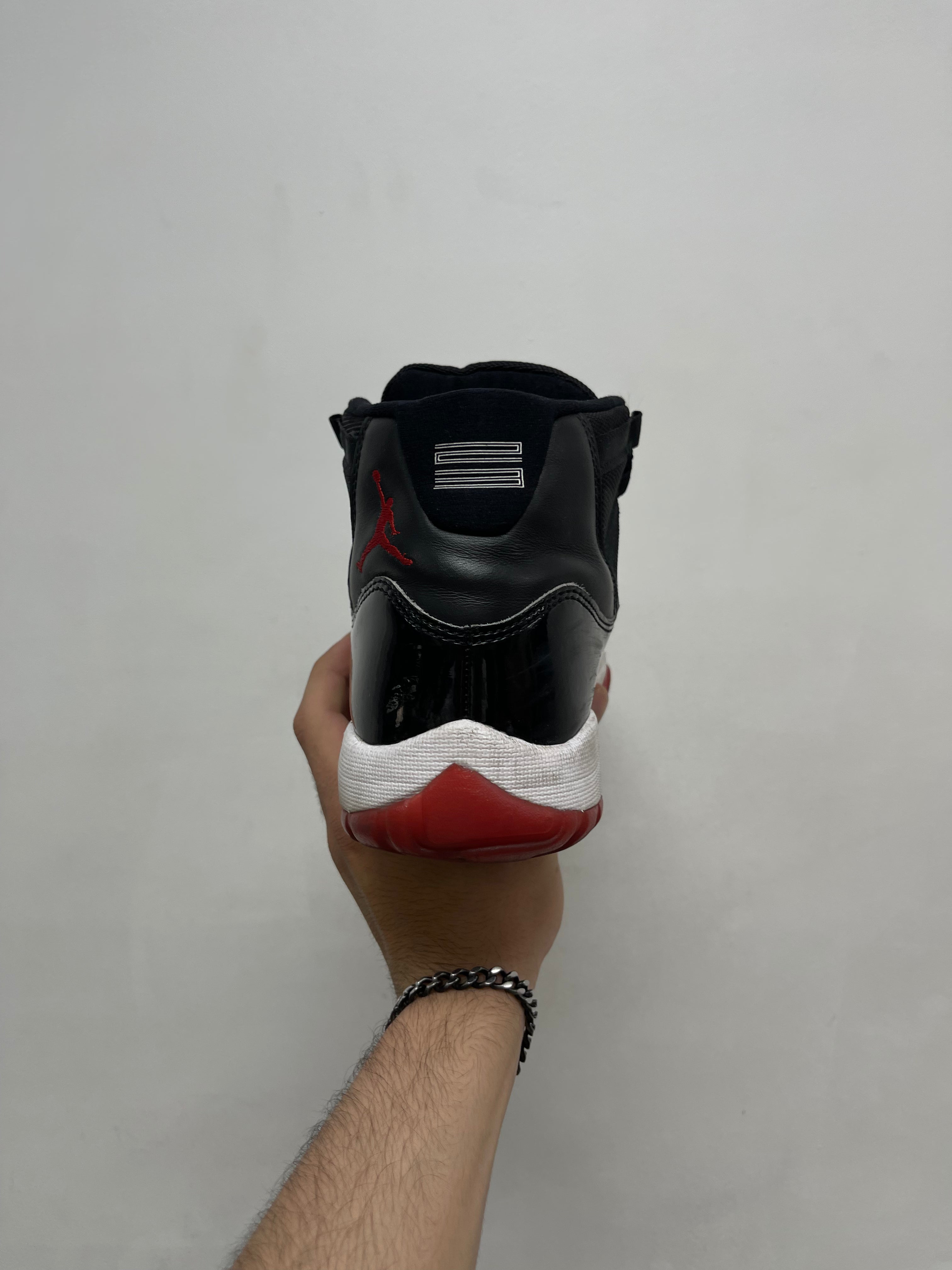 Jordan 11 Bred Sneakers