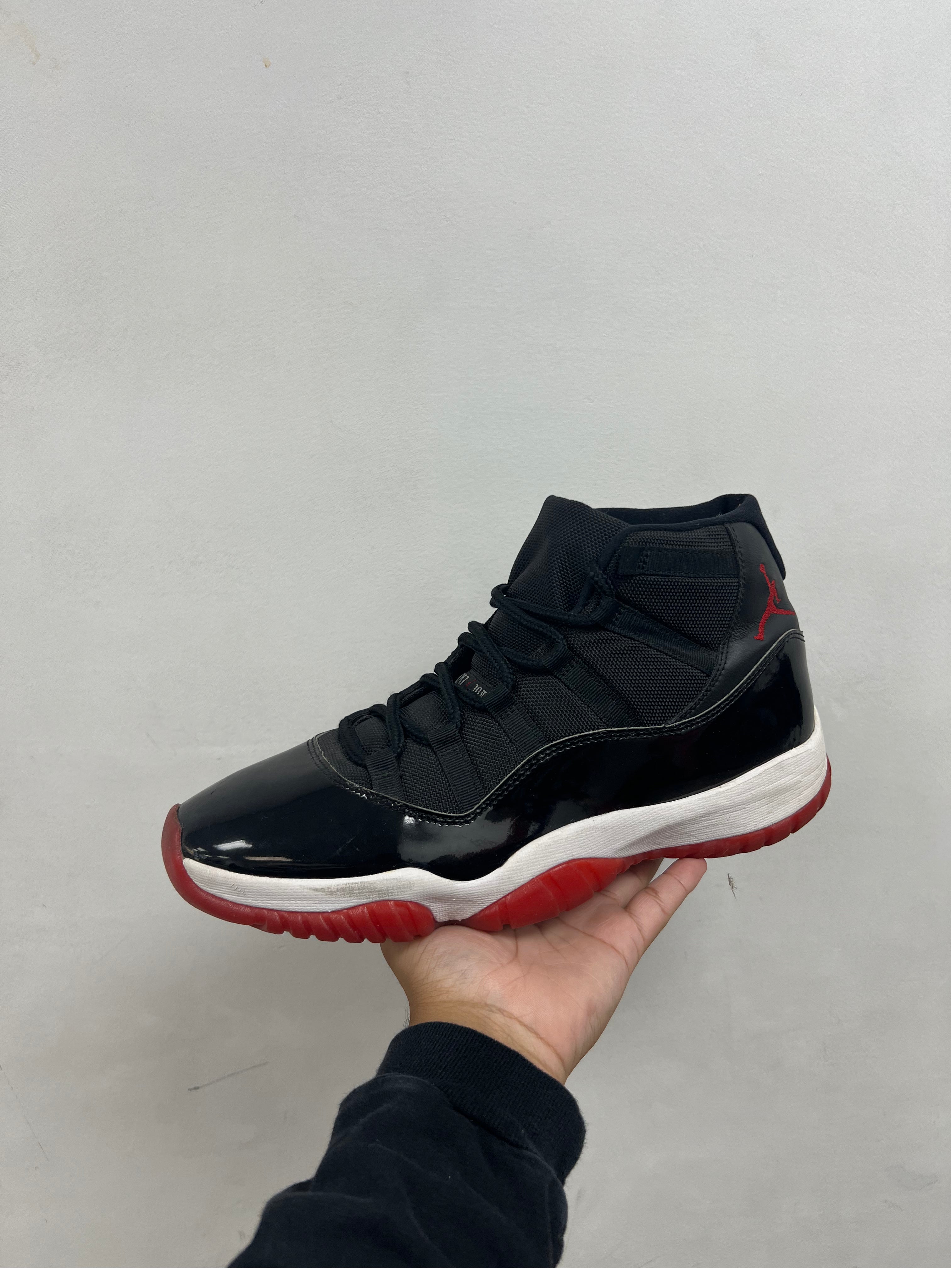 Jordan 11 Bred Sneakers