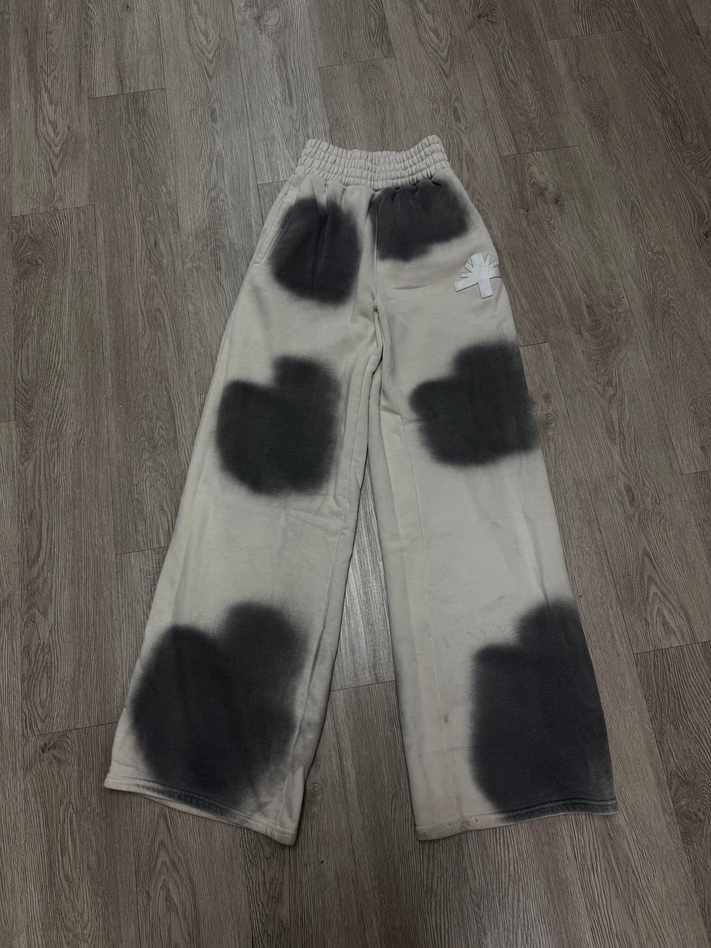 Vertabrae Sweats Cream Black Spot Used