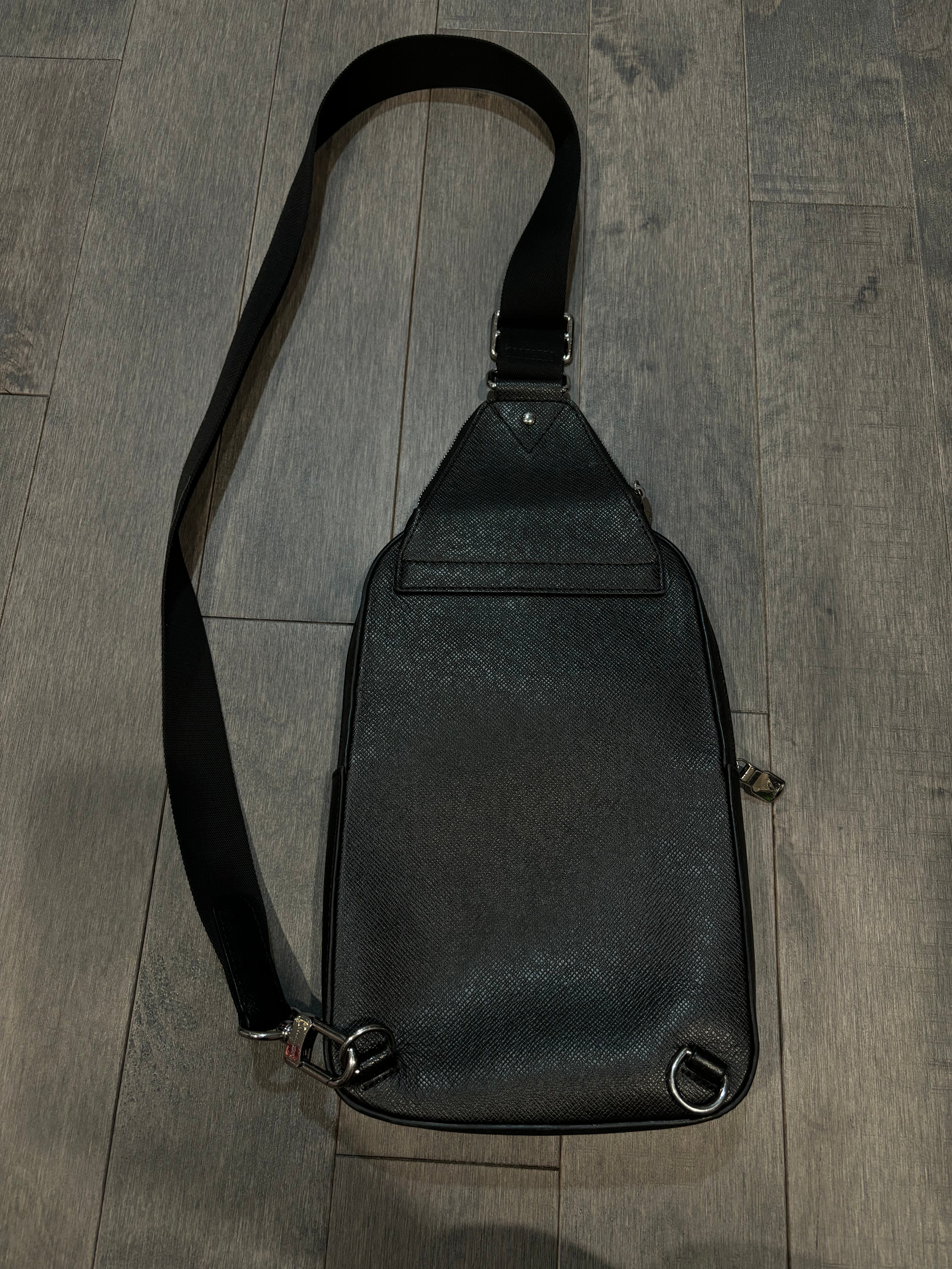 LV Avenue Slingbag NM Infini Leather Used OSFM N/A