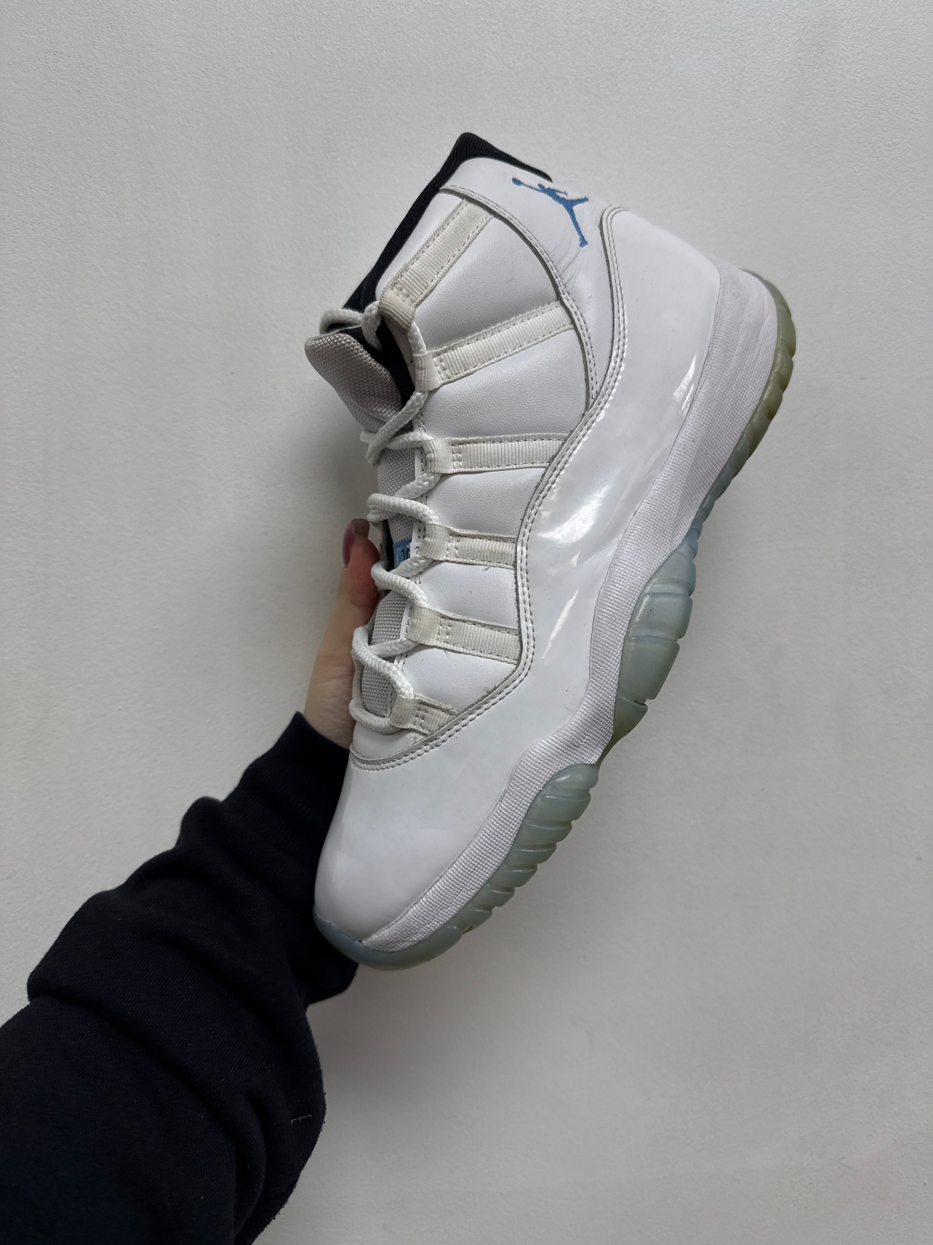 Jordan 11 Legend Blue Sneakers