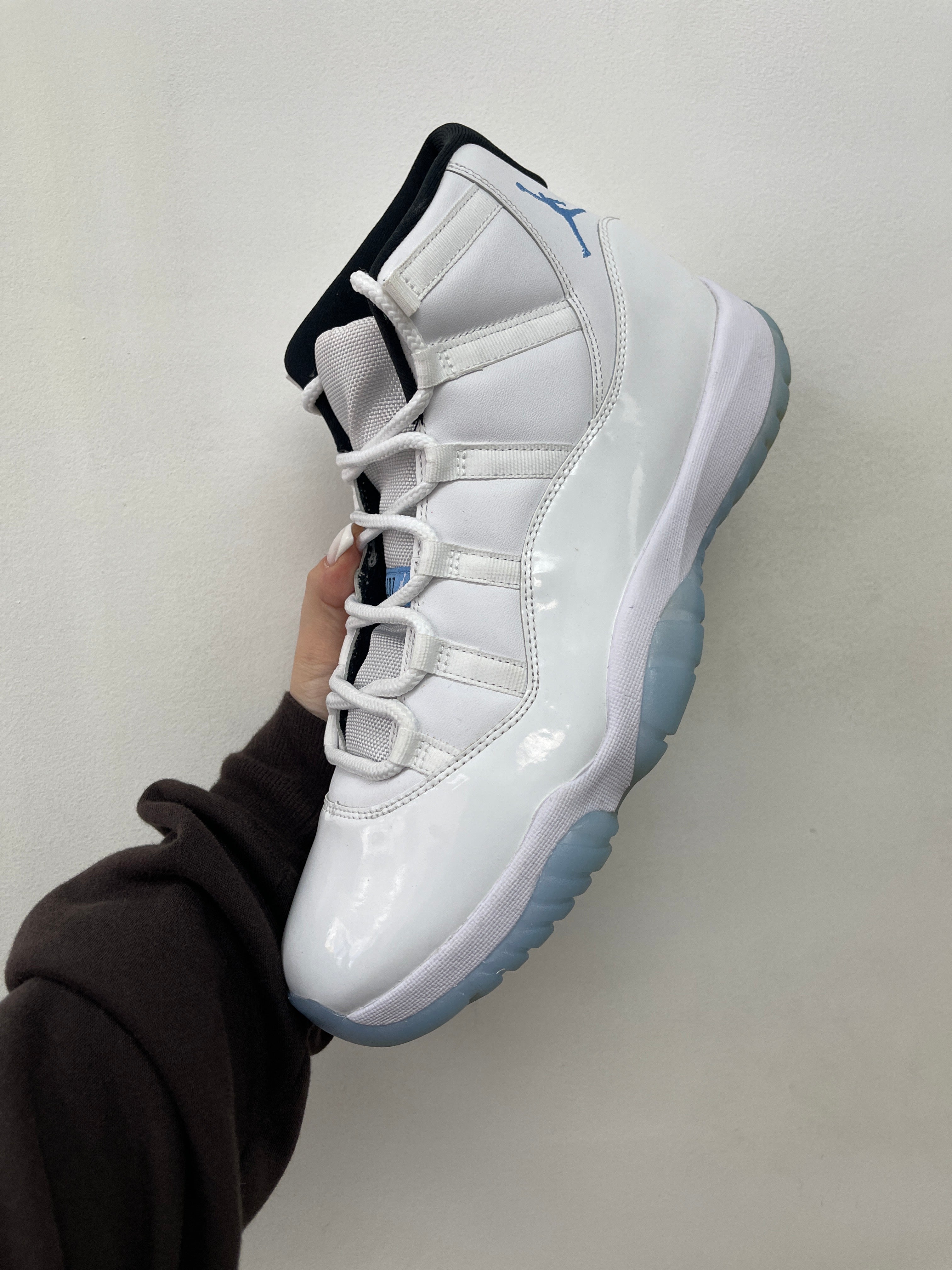 Jordan 11 Legend Blue Sneakers