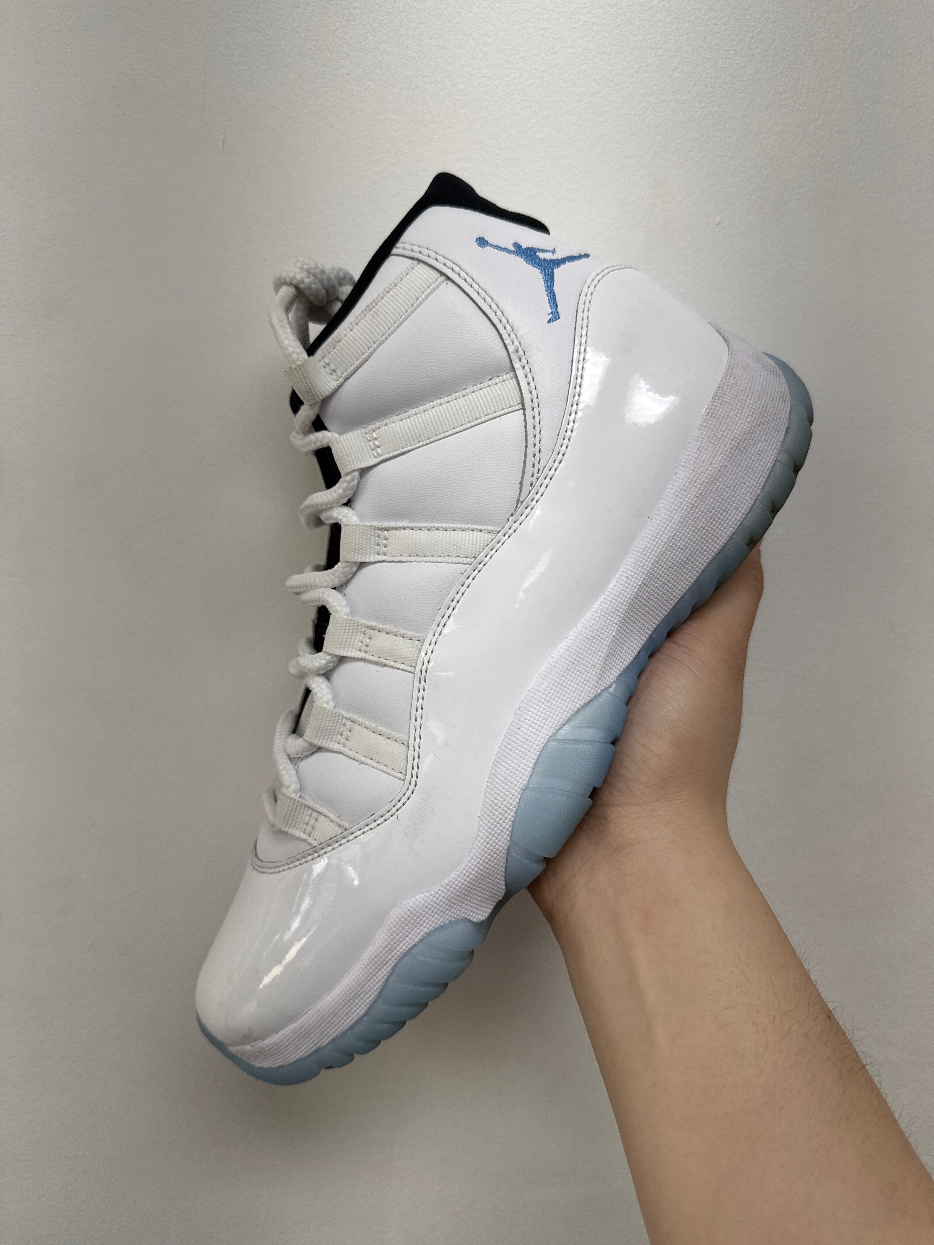 Jordan 11 Legend Blue Sneakers