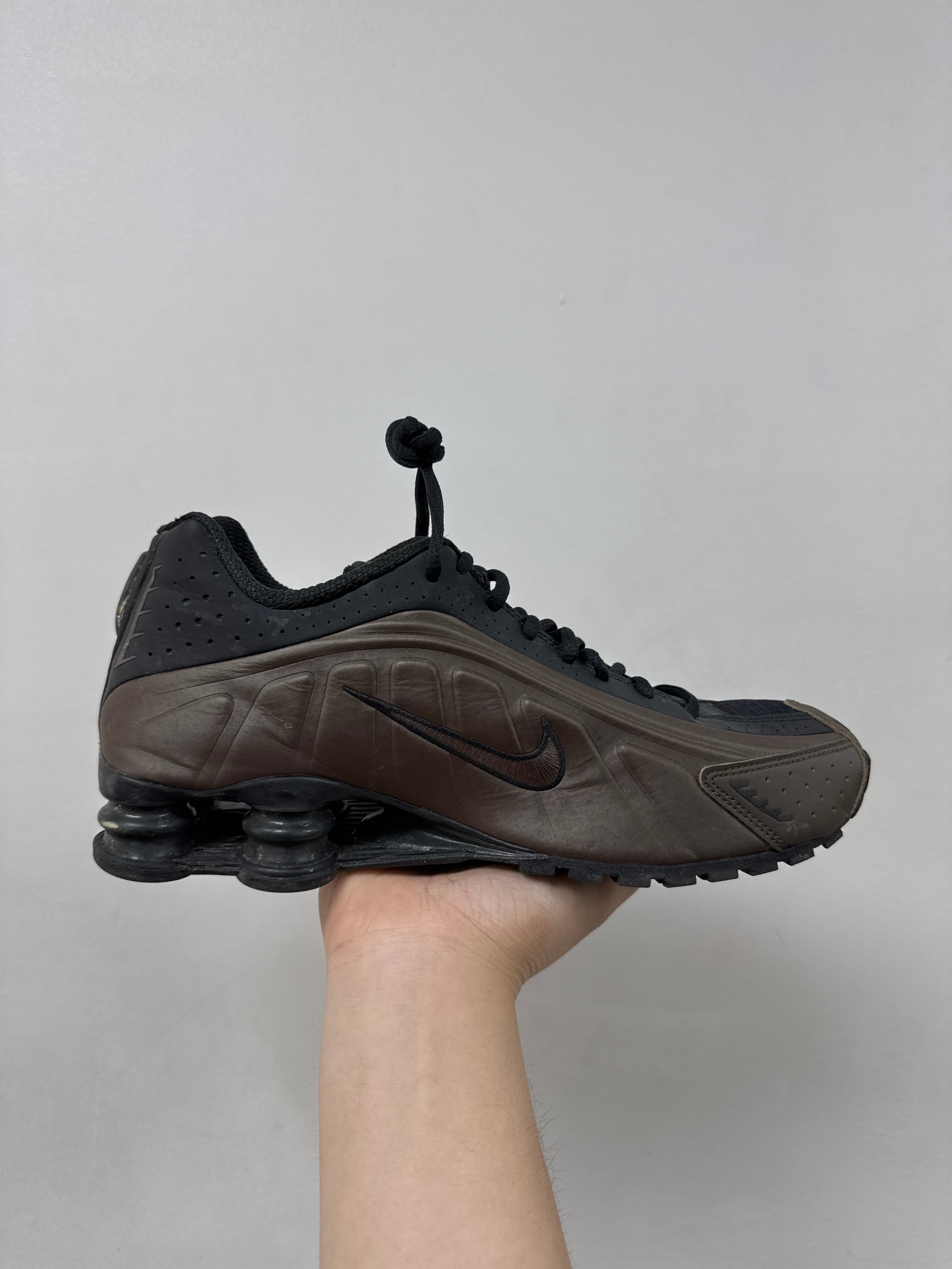 Nike Shox R4 Ironstone Sneakers