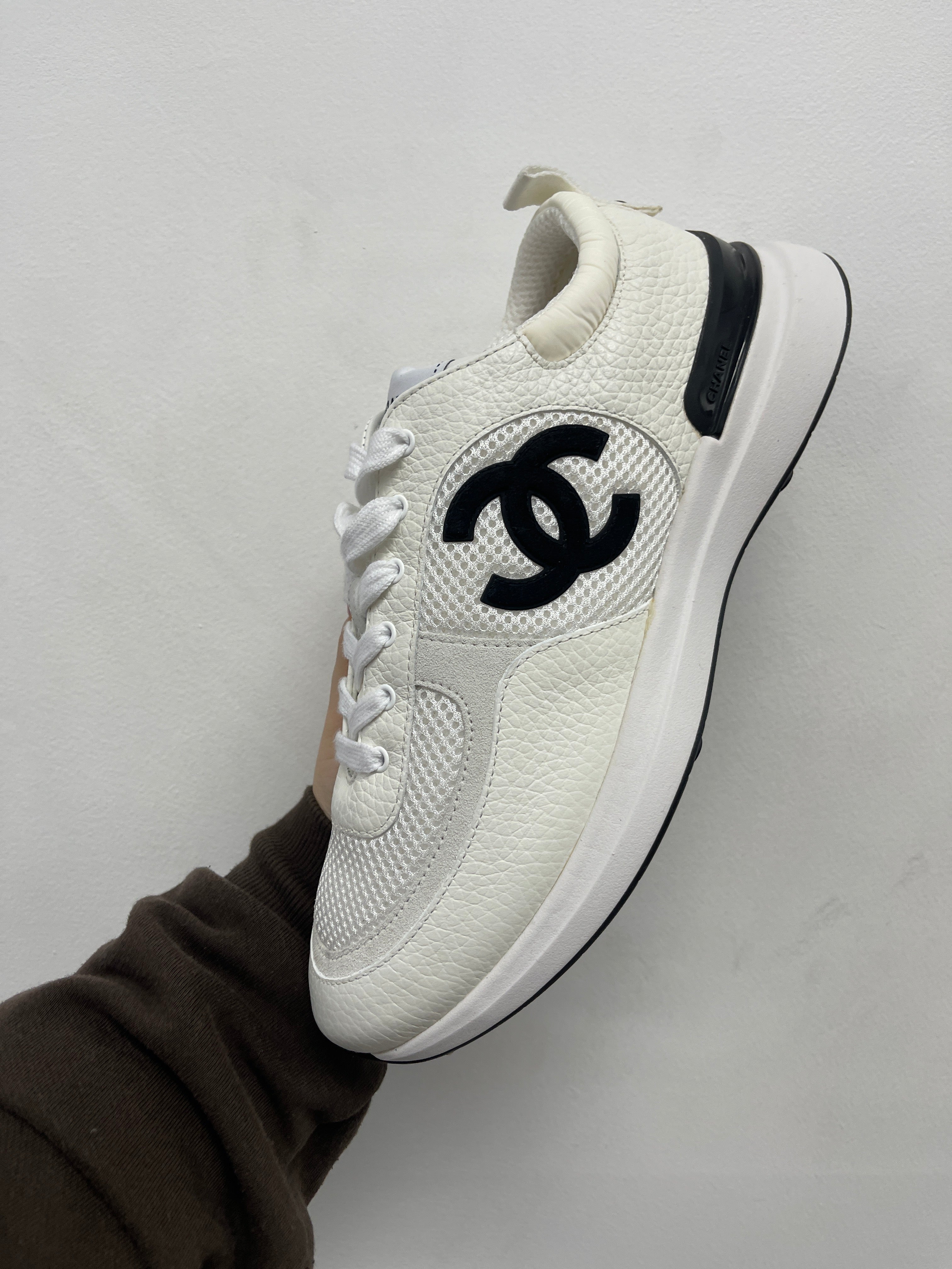 Chanel CC Logo Runner White Black New 41 (US 8) With Box