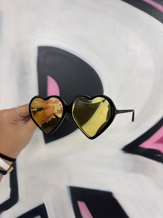 Gucci Heart Shades Black Used OS N/A