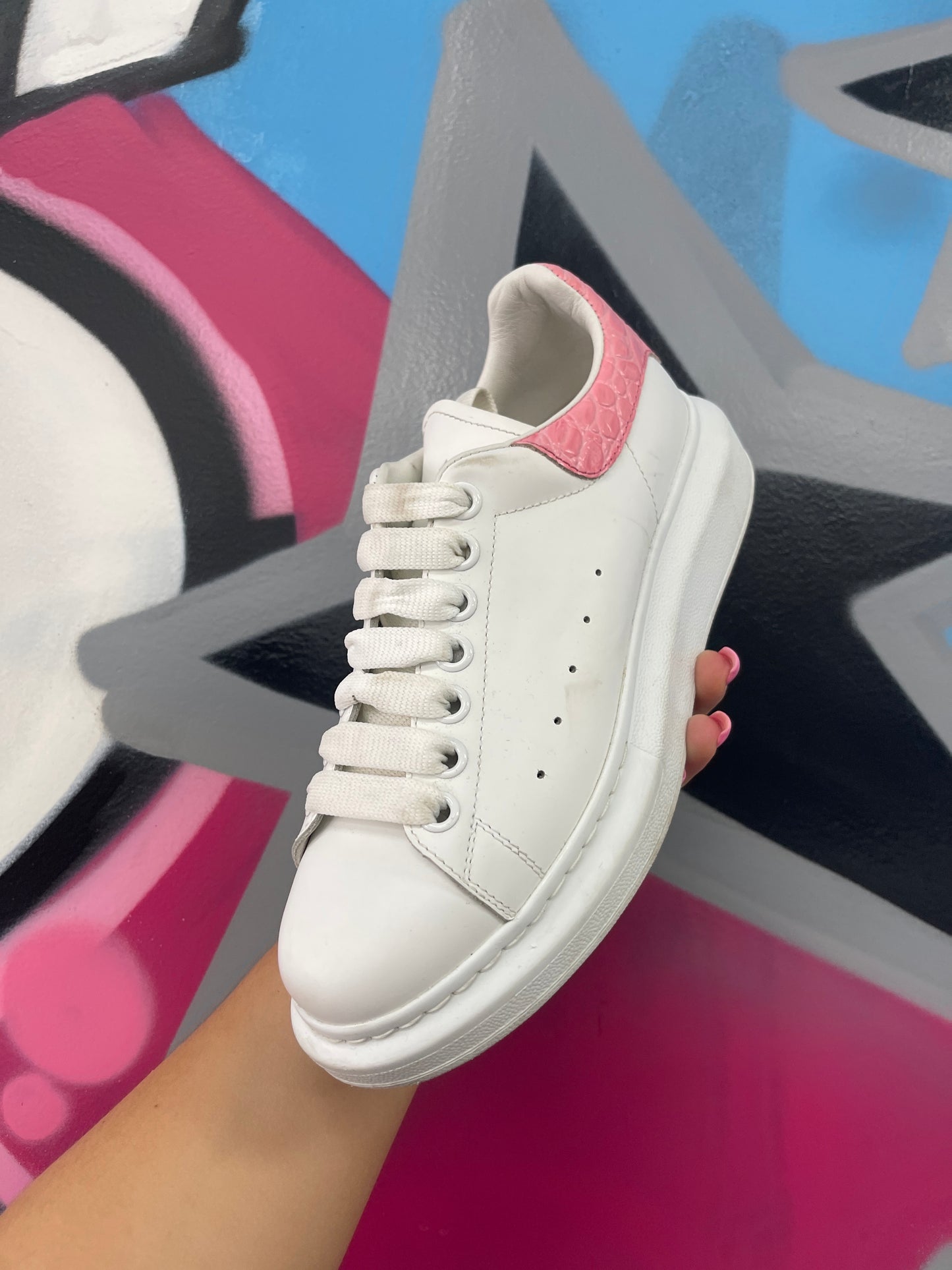 Alexander McQueen White Pink Sneakers  Used 37.5 N/A