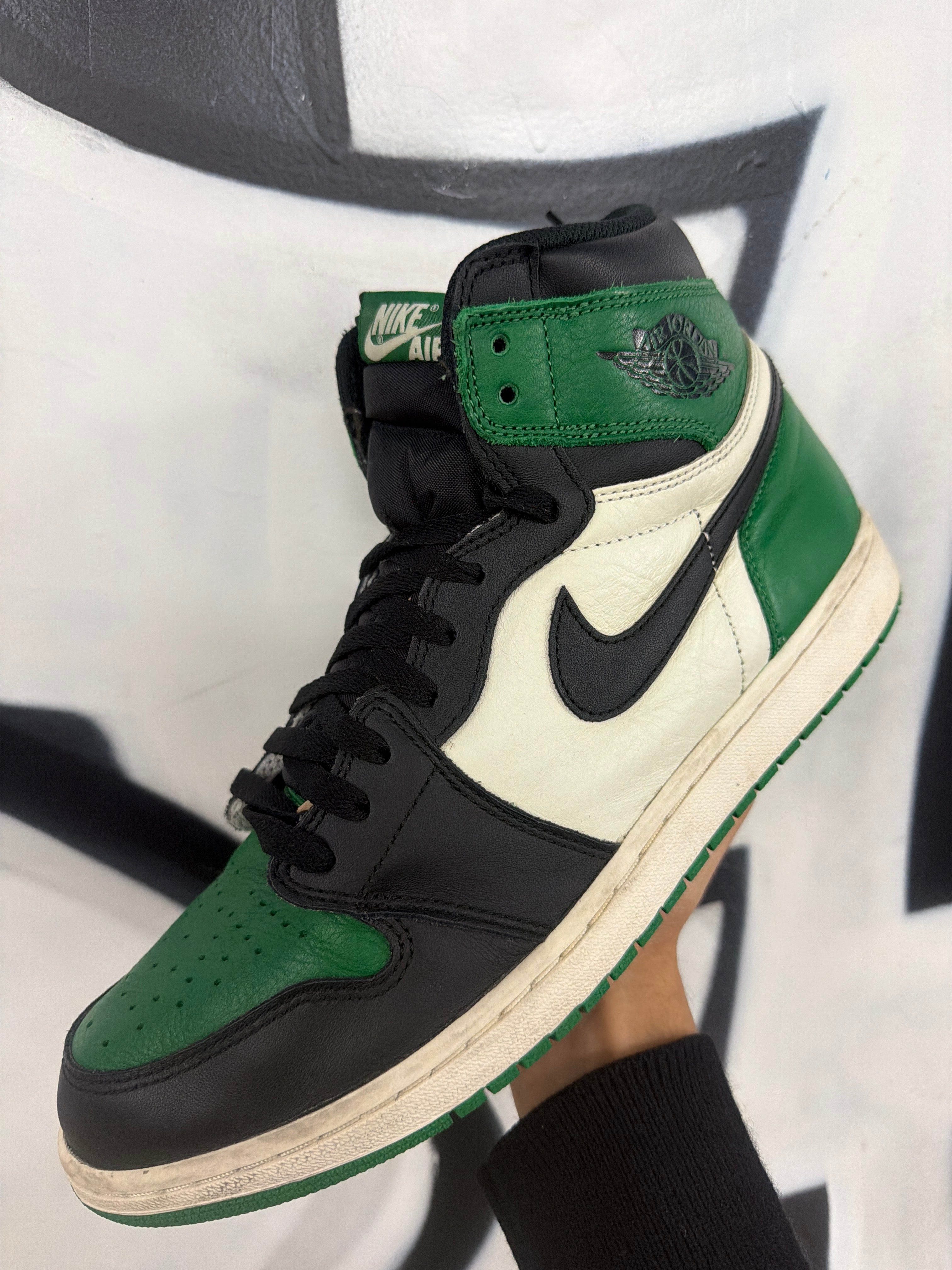 Nike Jordan 1 Pine Green Sneakers