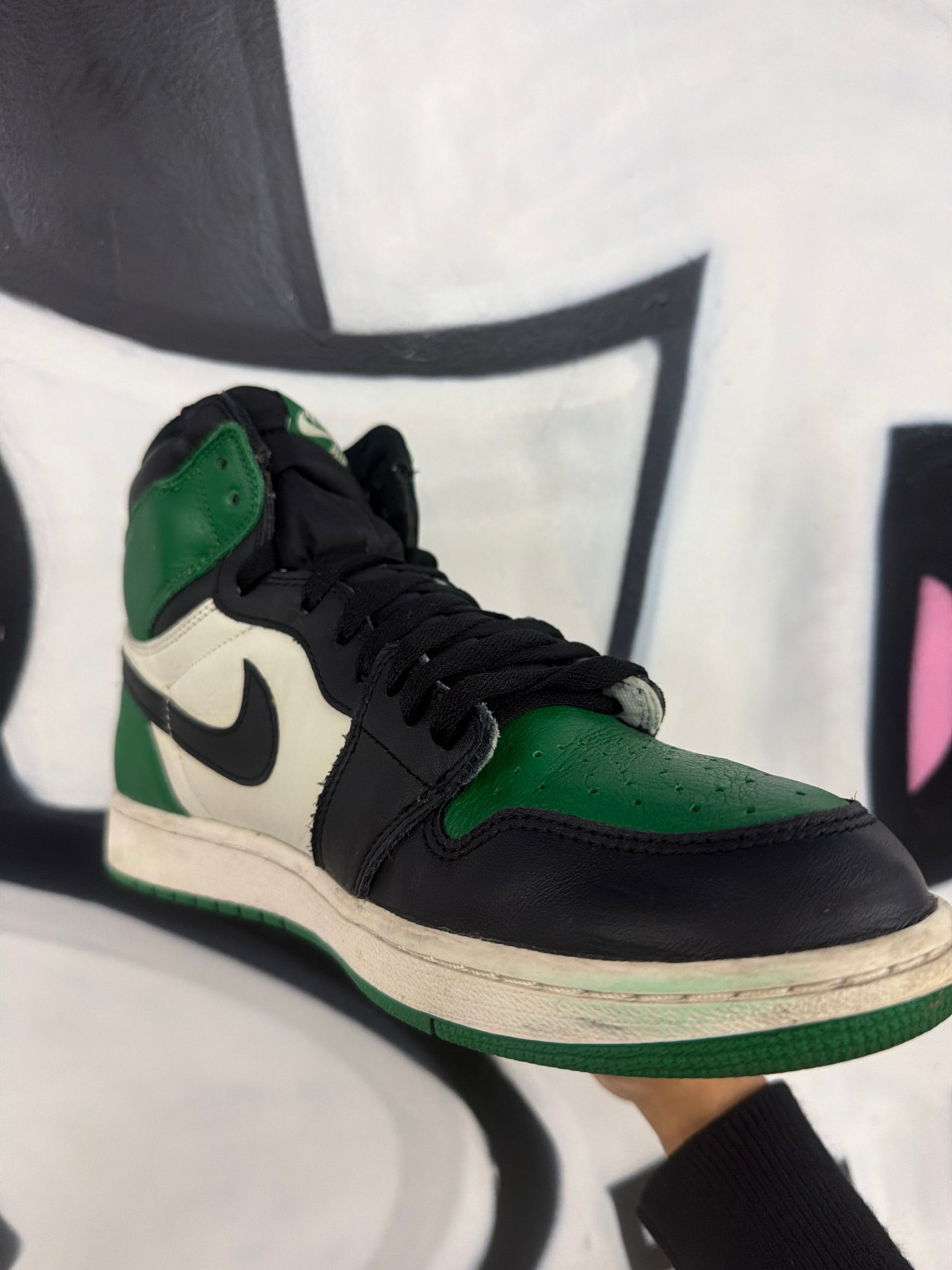Nike Jordan 1 Pine Green Sneakers