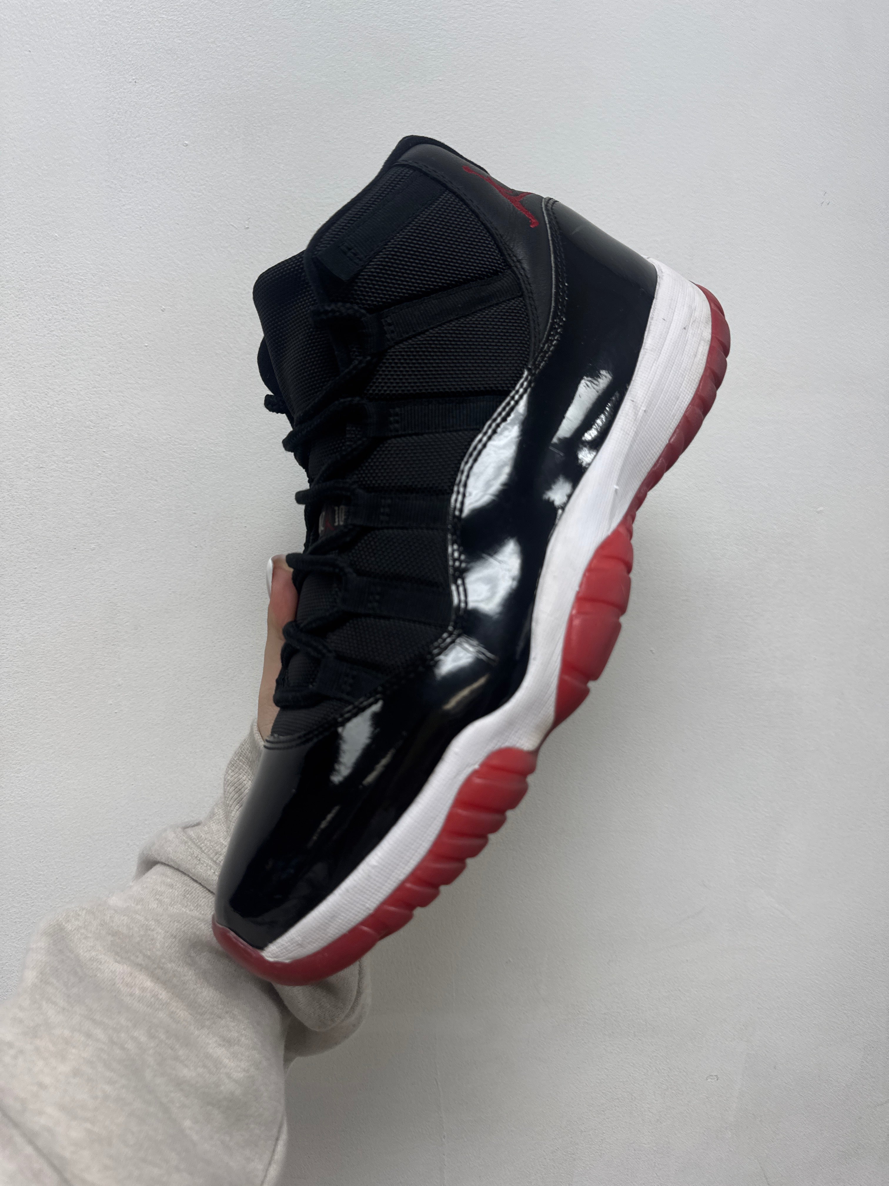 Jordan 11 Bred Sneakers