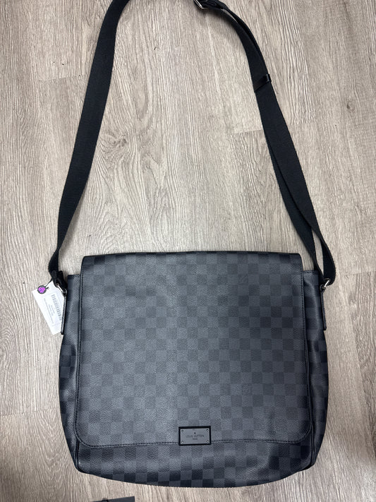 LV Damier District Messanger Bag Used