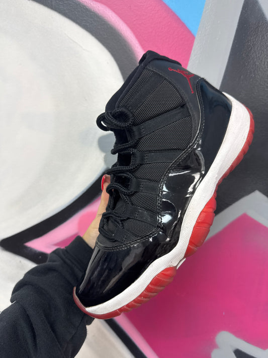 Nike Jordan 11 Bred Sneakers