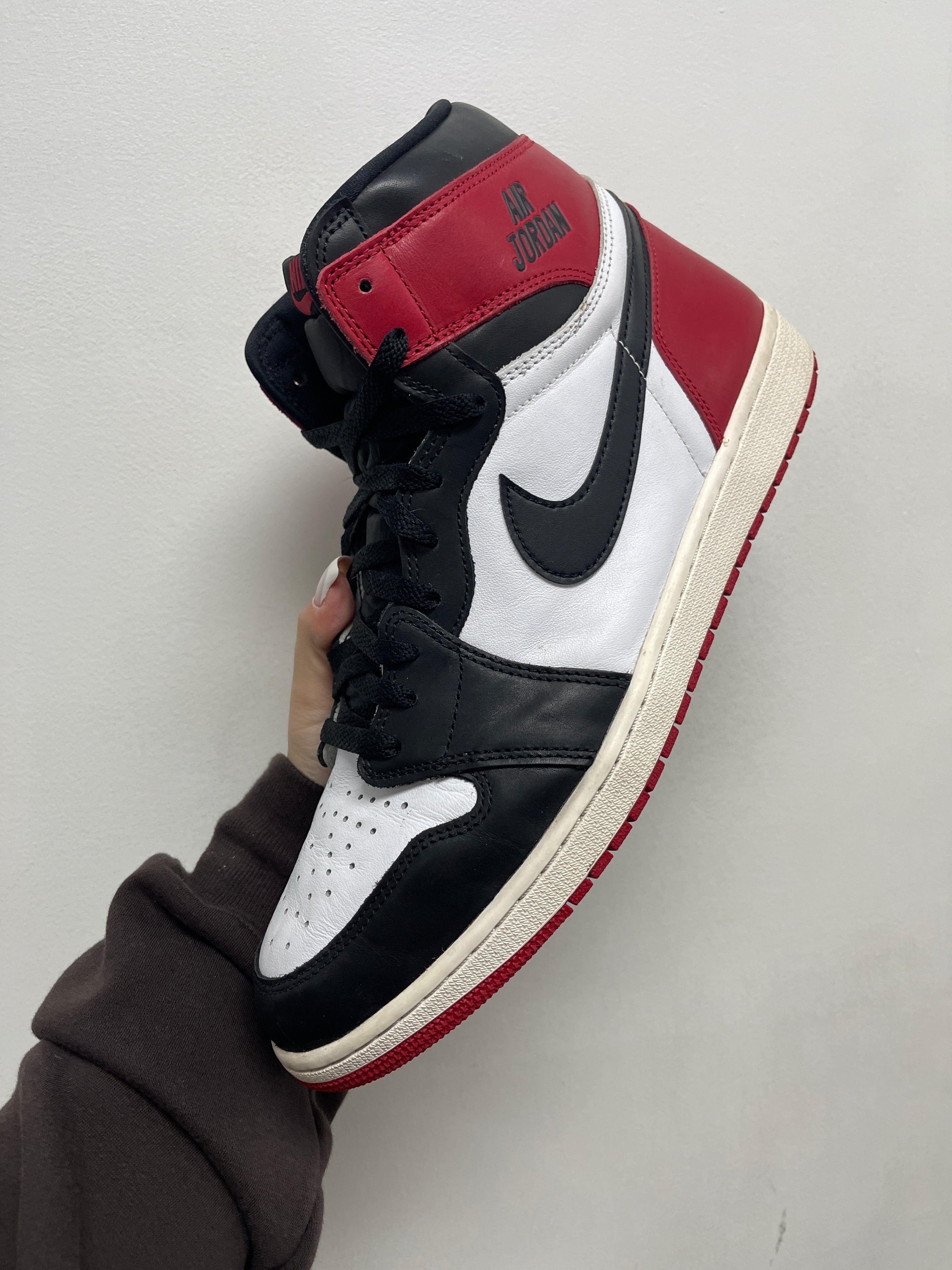 Nike Jordan 1 Bred Toe Sneakers