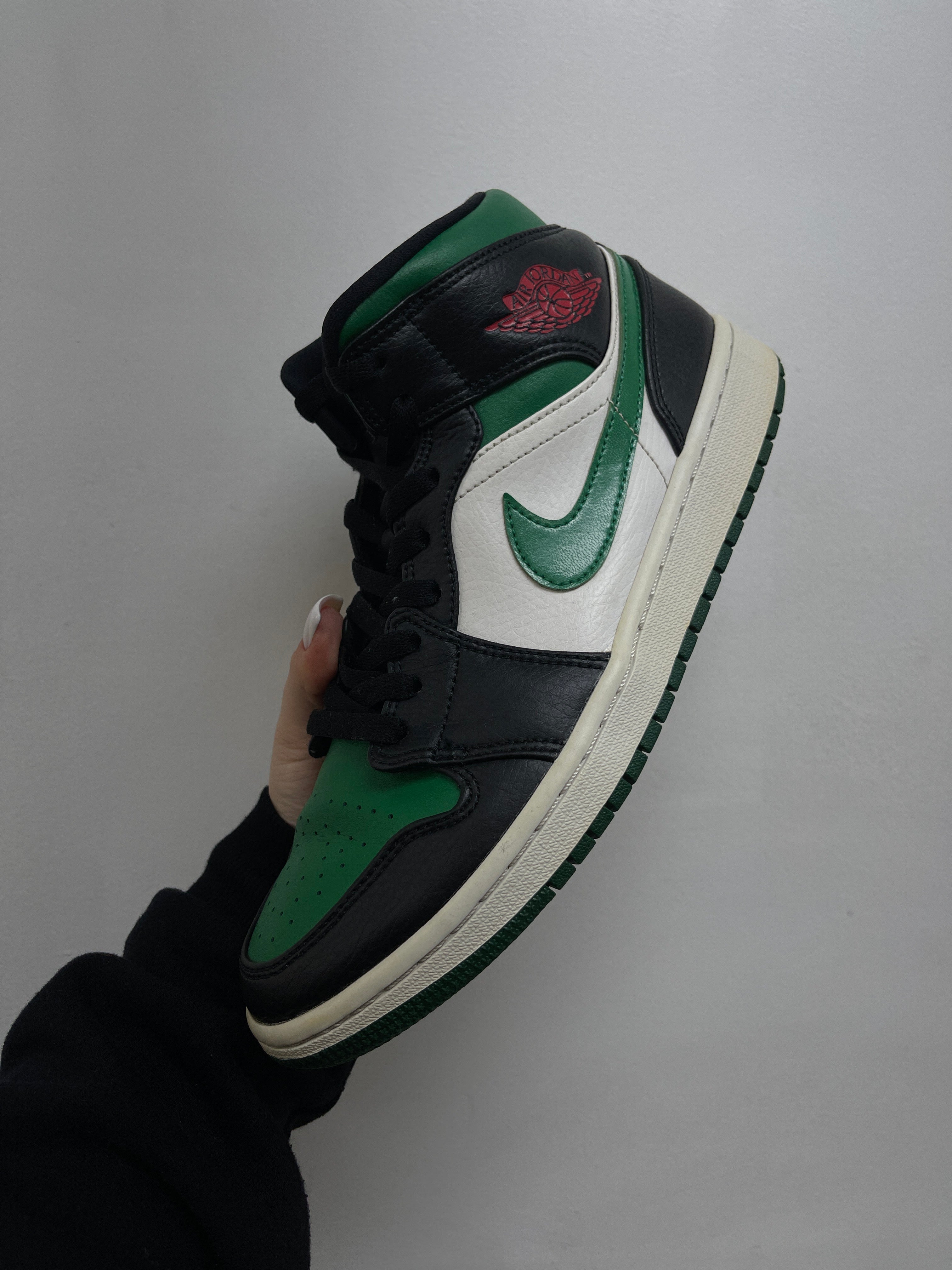 Jordan 1 Mid Pine Green Sneakers