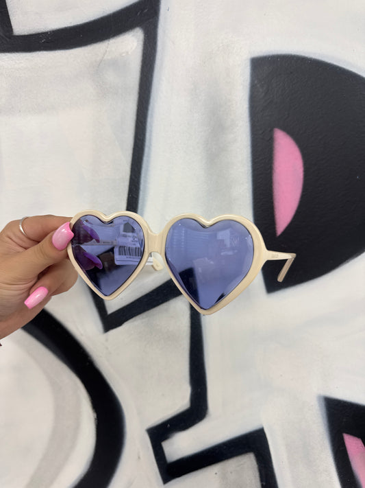 Gucci Heart Shades White Used OS N/A