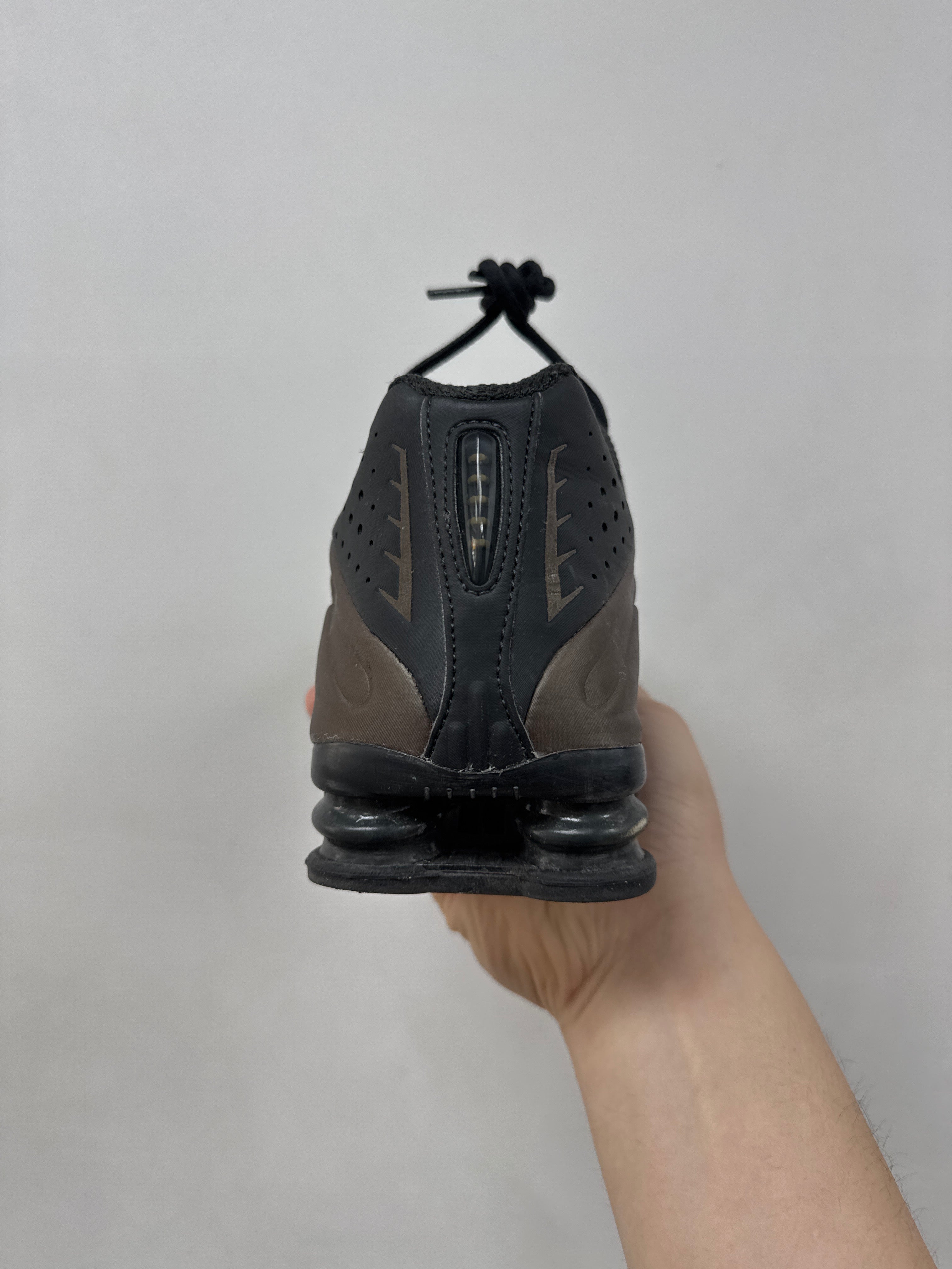 Nike Shox R4 Ironstone Sneakers