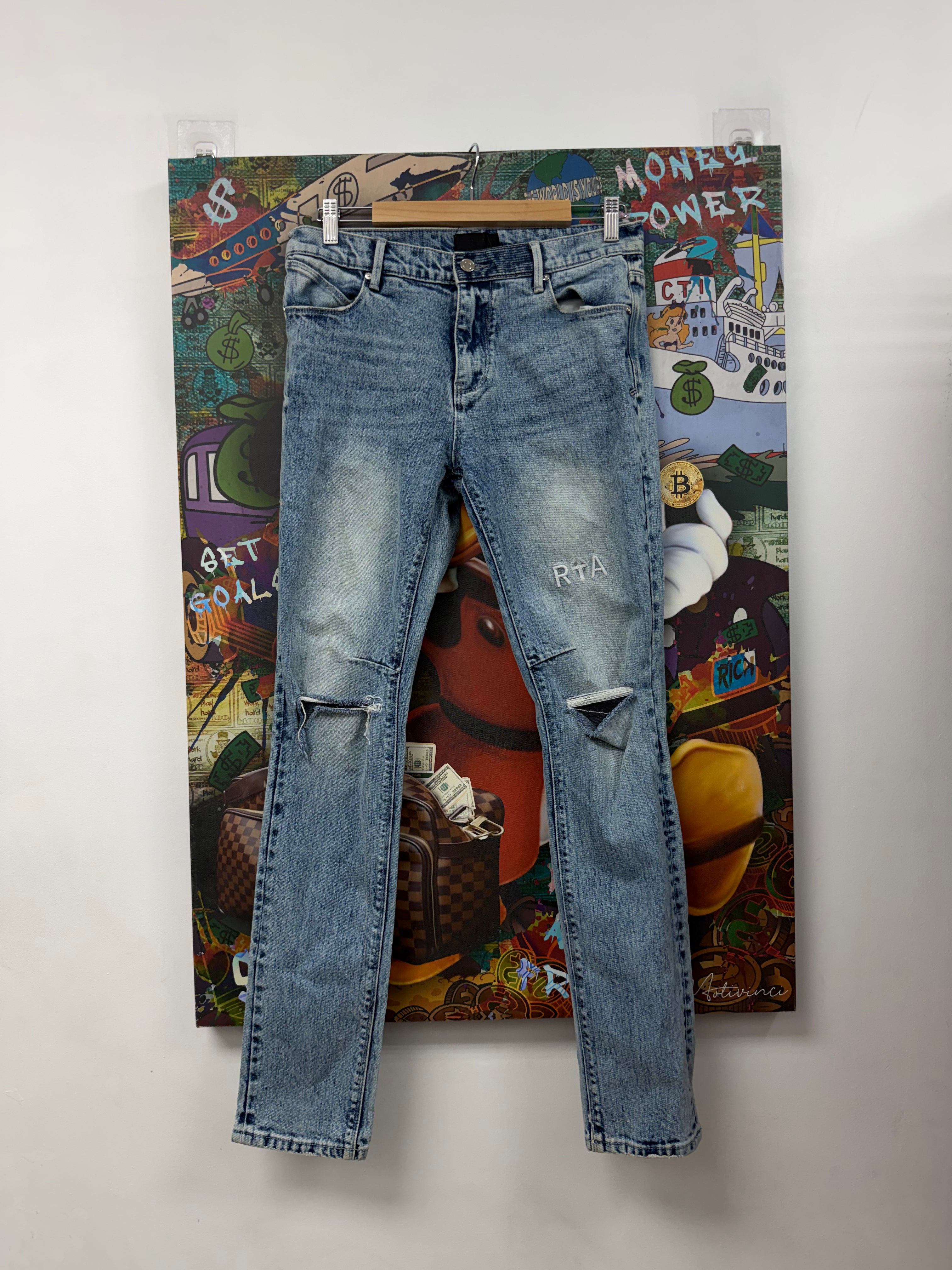 RTA Light Wash Embroidered Knee Ripped Jeans