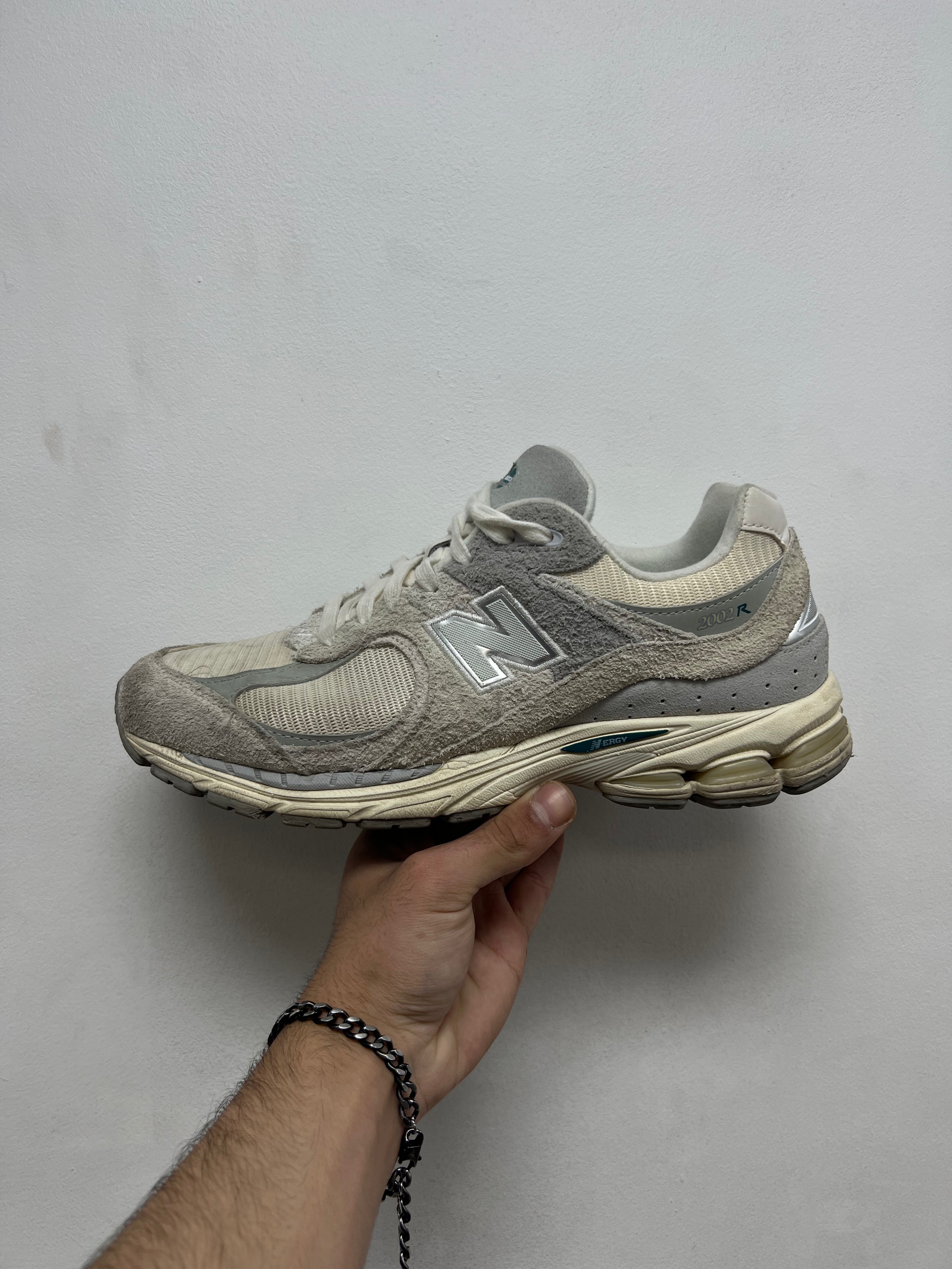 New Balance 2002R Linen Sneakers
