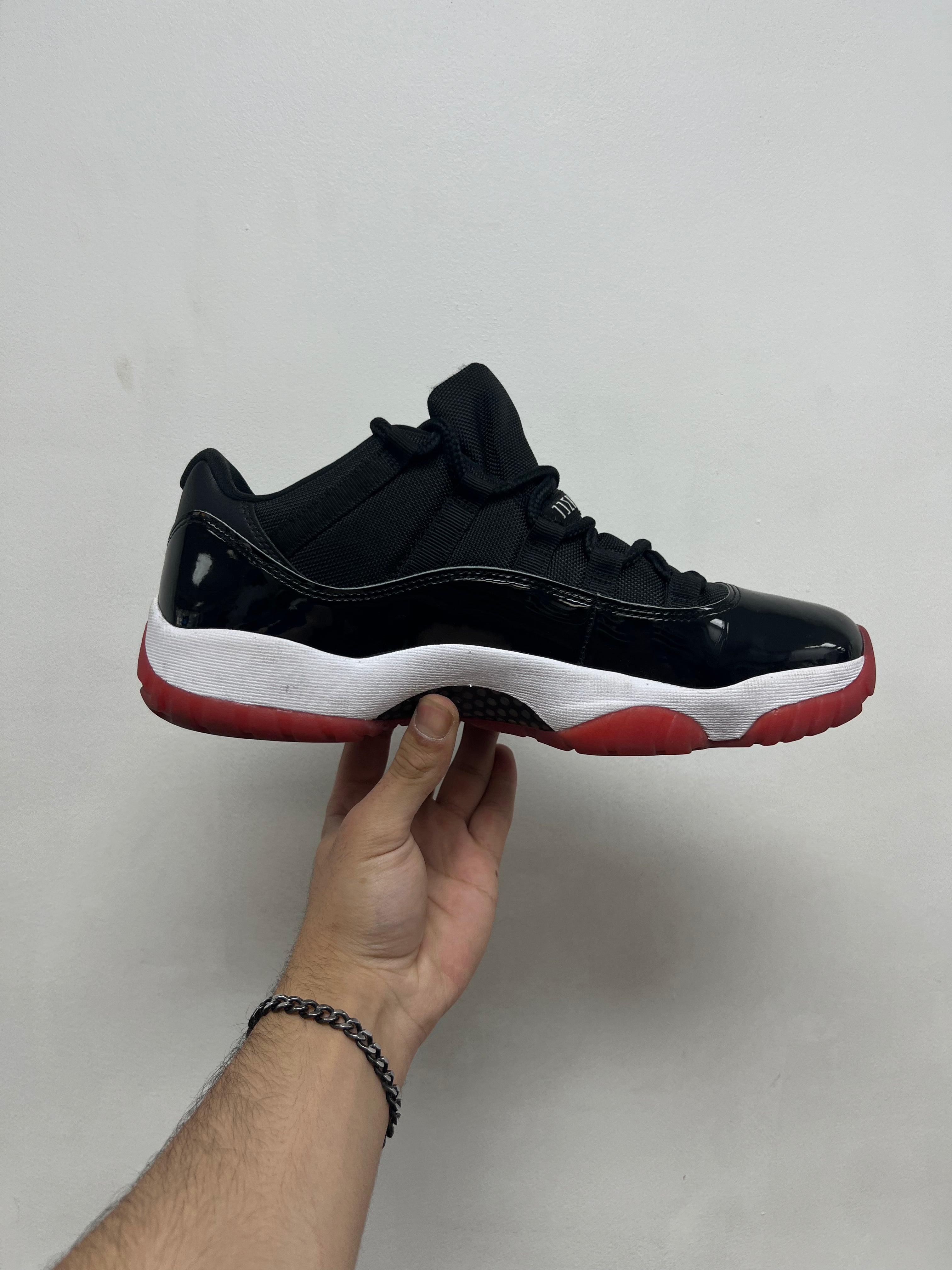Jordan 11 Low Bred Sneakers