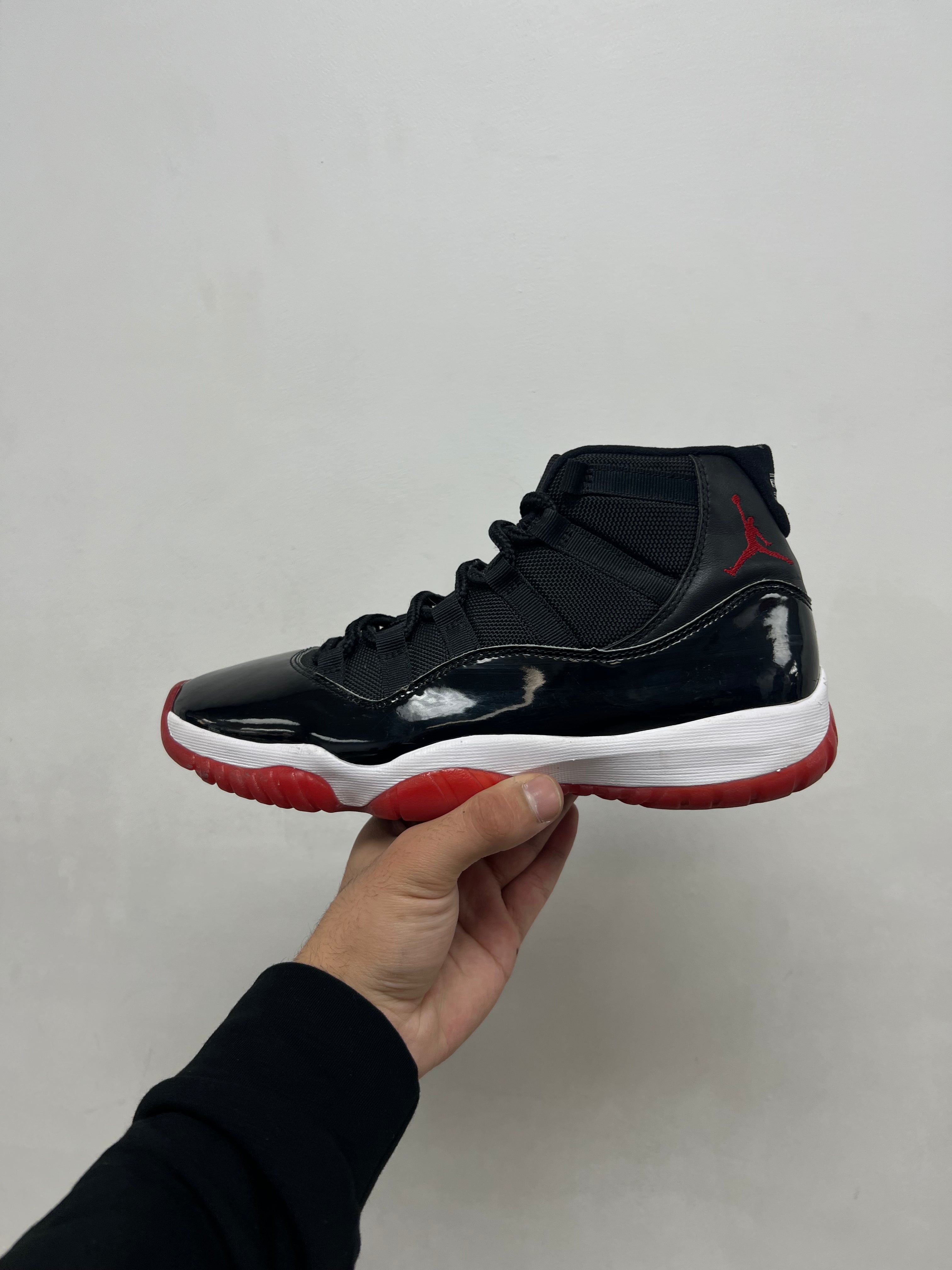 Jordan 11 Bred Sneakers